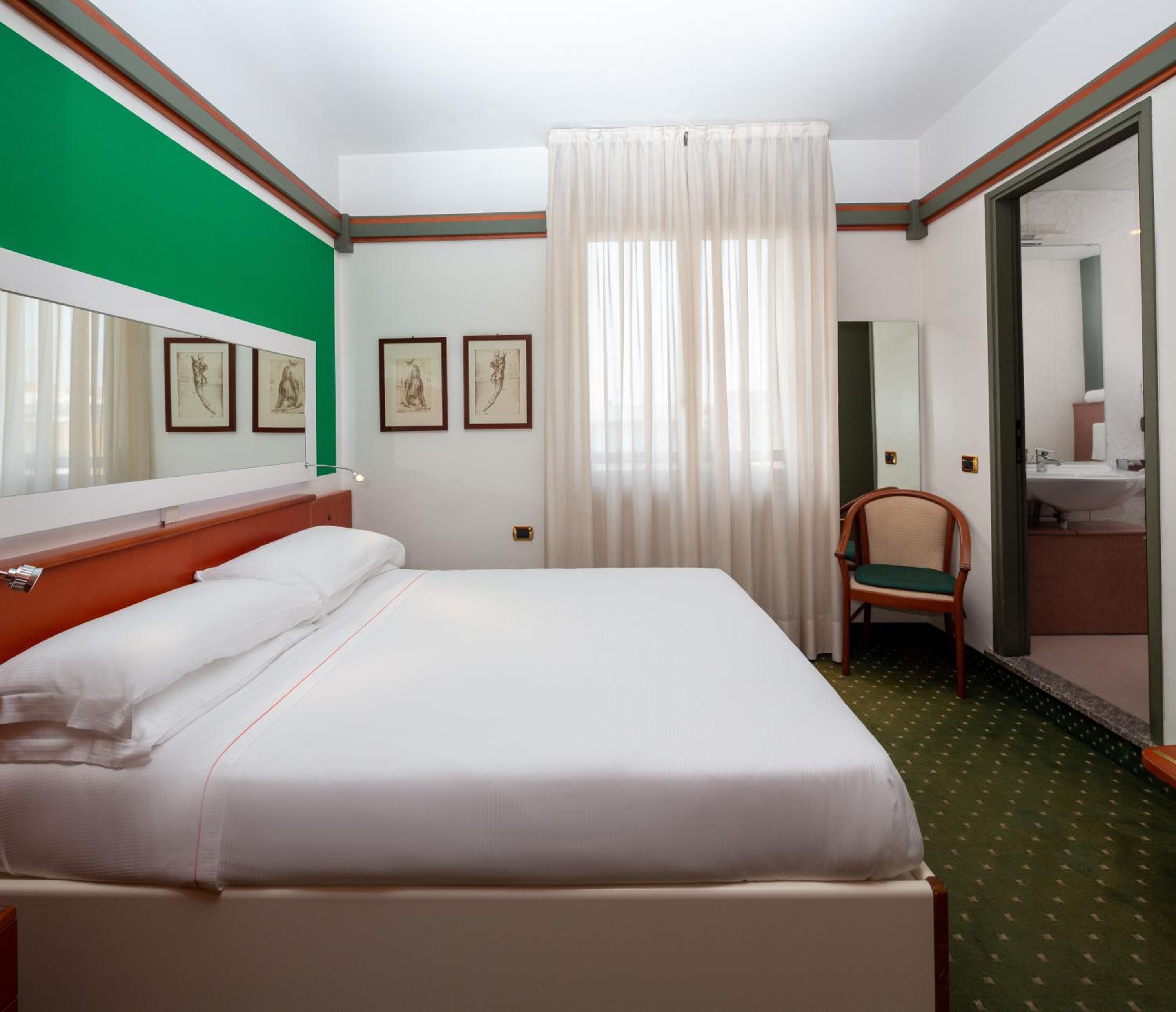Classic King Room - Photo 5