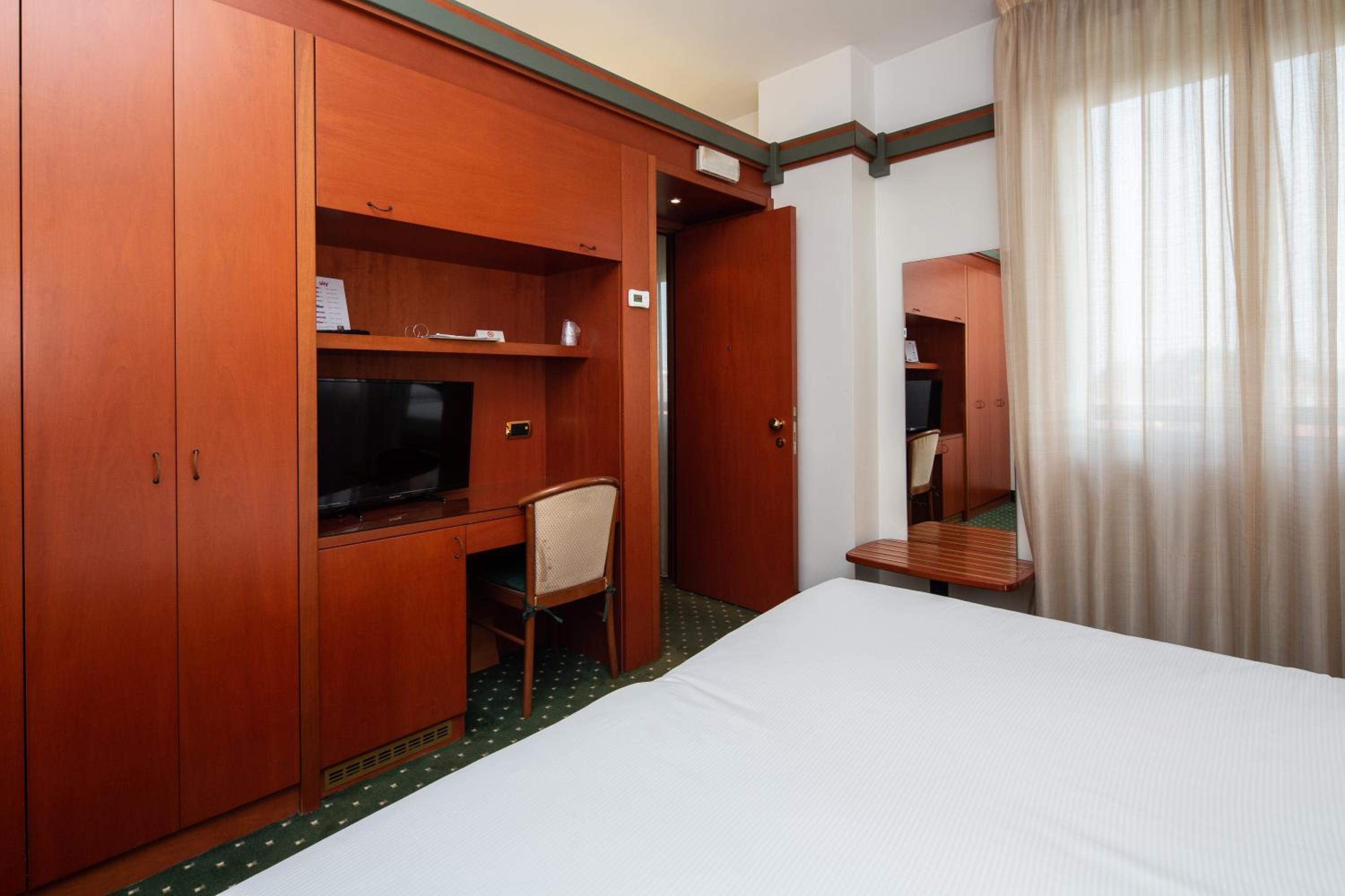 Classic King Room - Photo 4