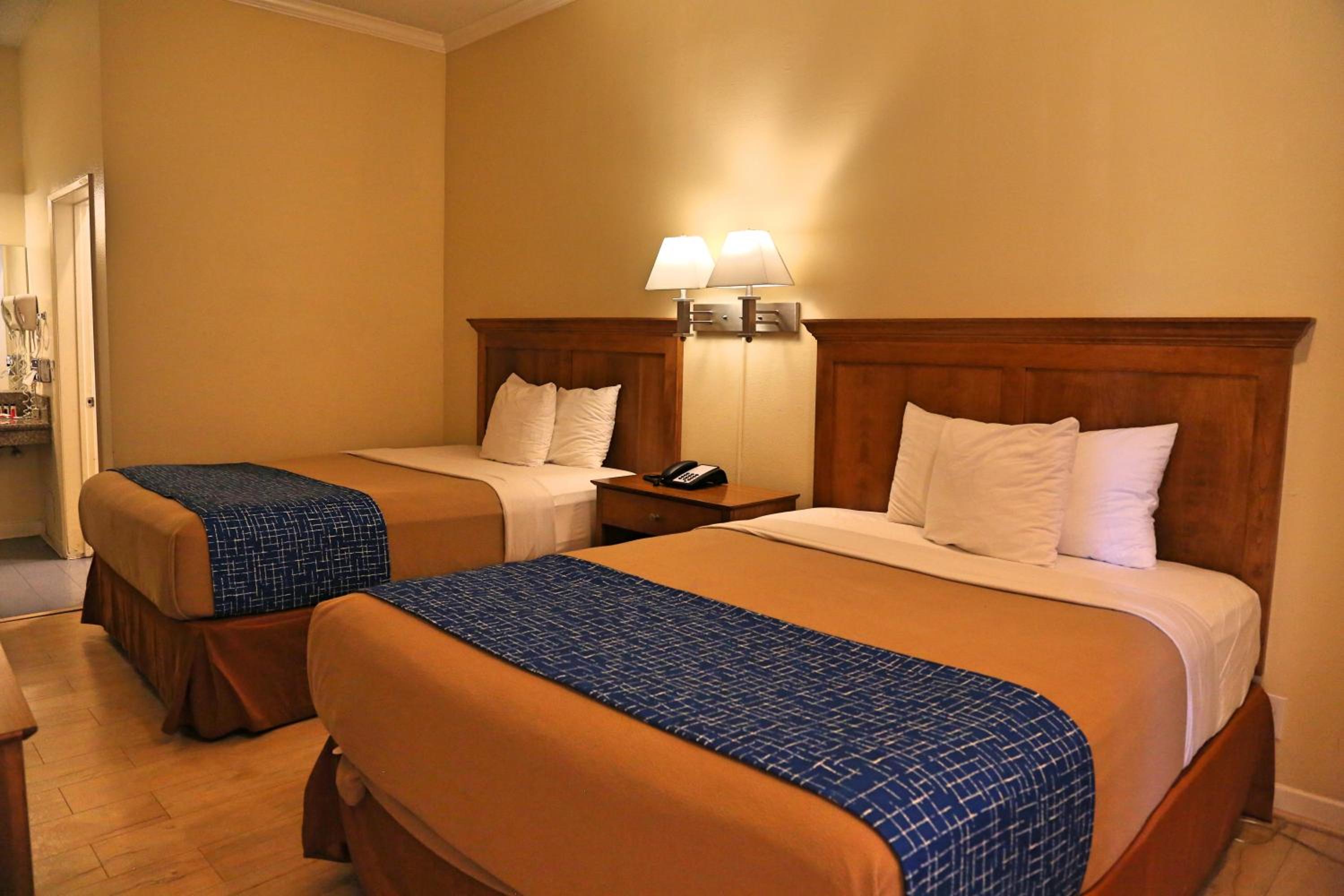 Queen Room with Two Queen Beds - Non-Smoking - Photo 4