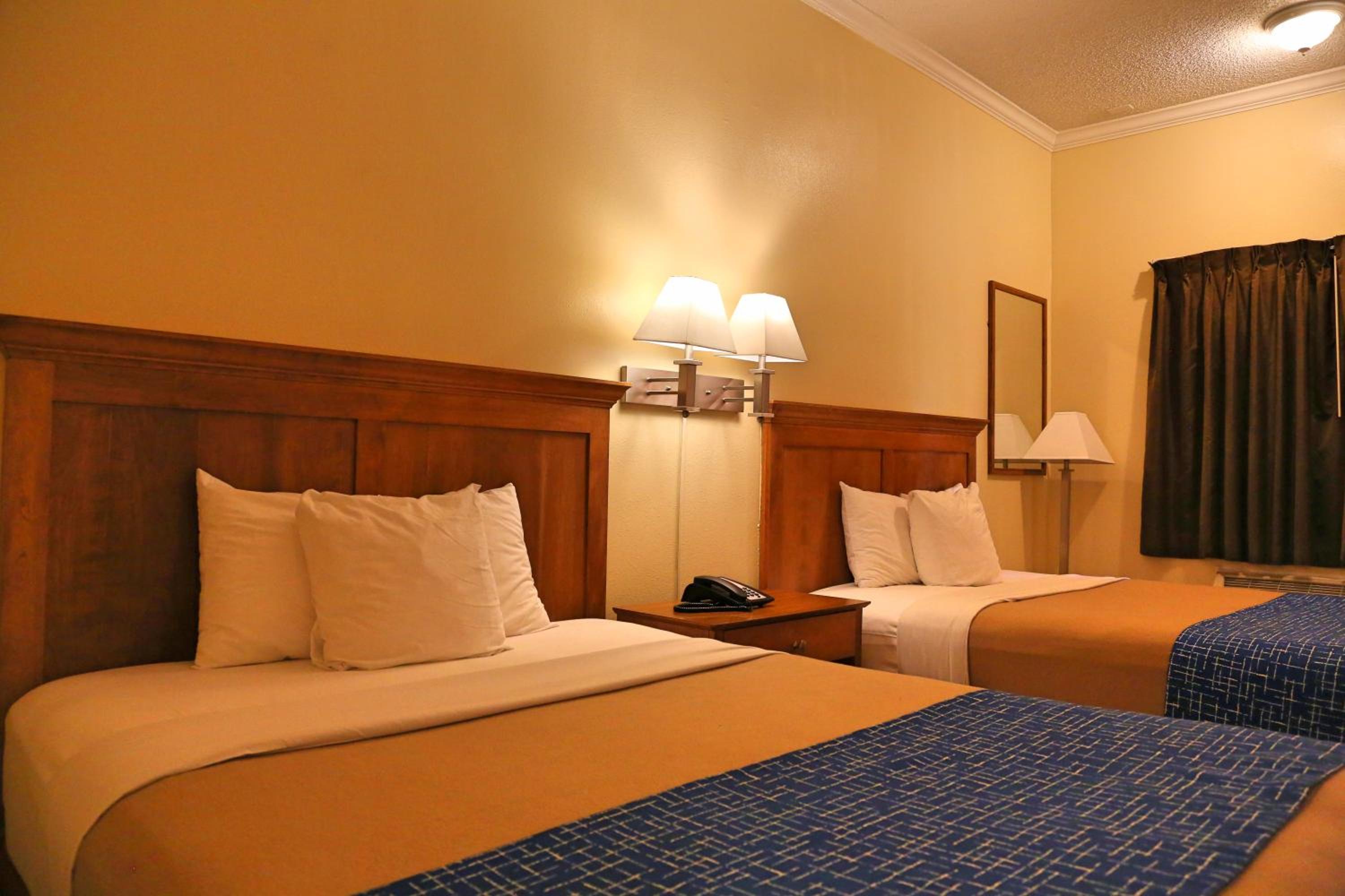 Queen Room with Two Queen Beds - Non-Smoking - Photo 3