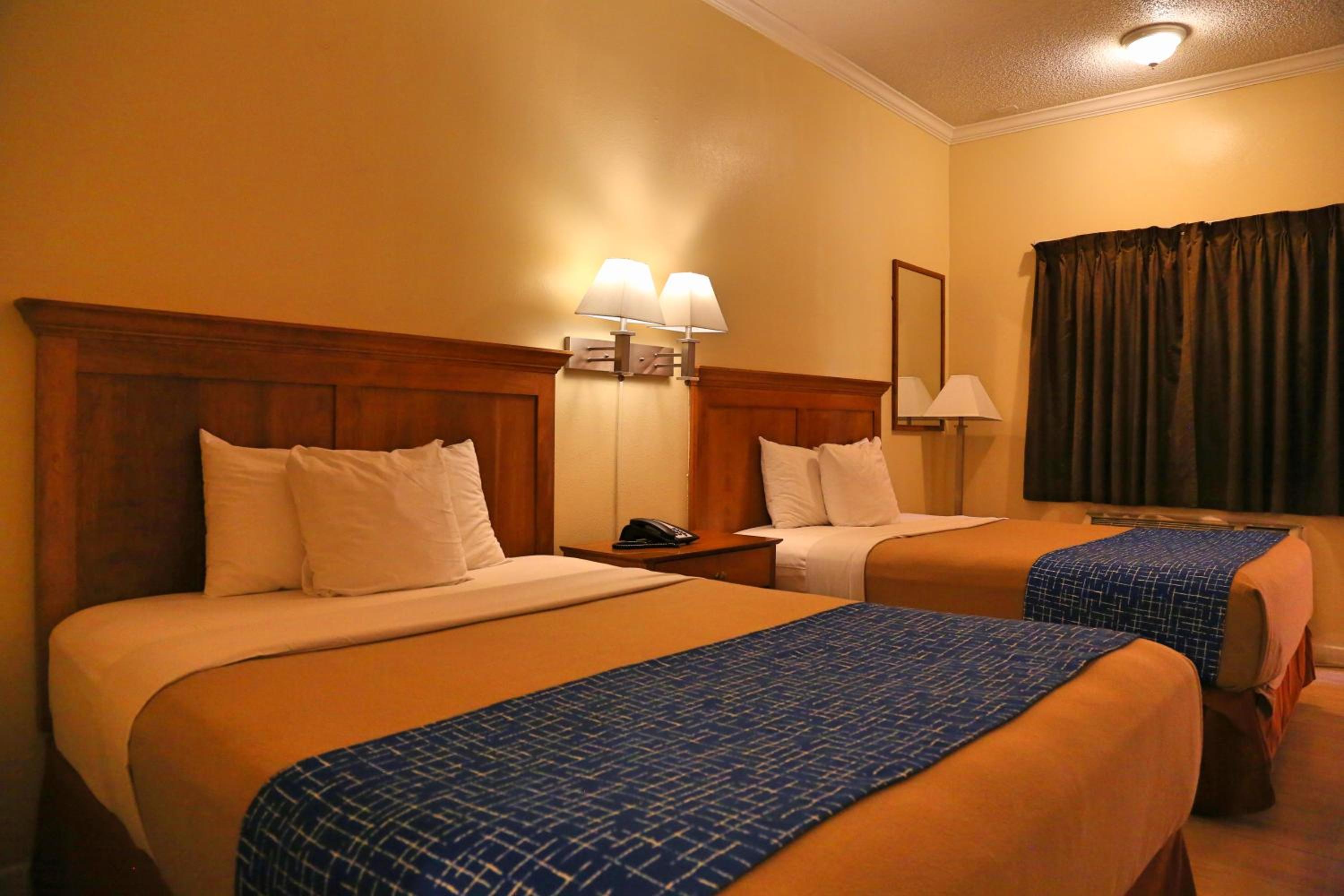 Queen Room with Two Queen Beds - Non-Smoking - Photo 1