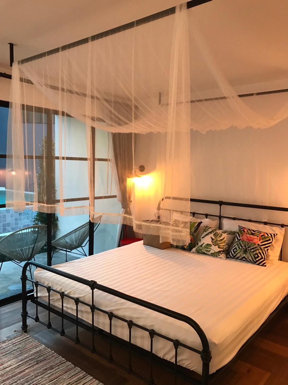 Junior Suite with Pool View - Photo 23
