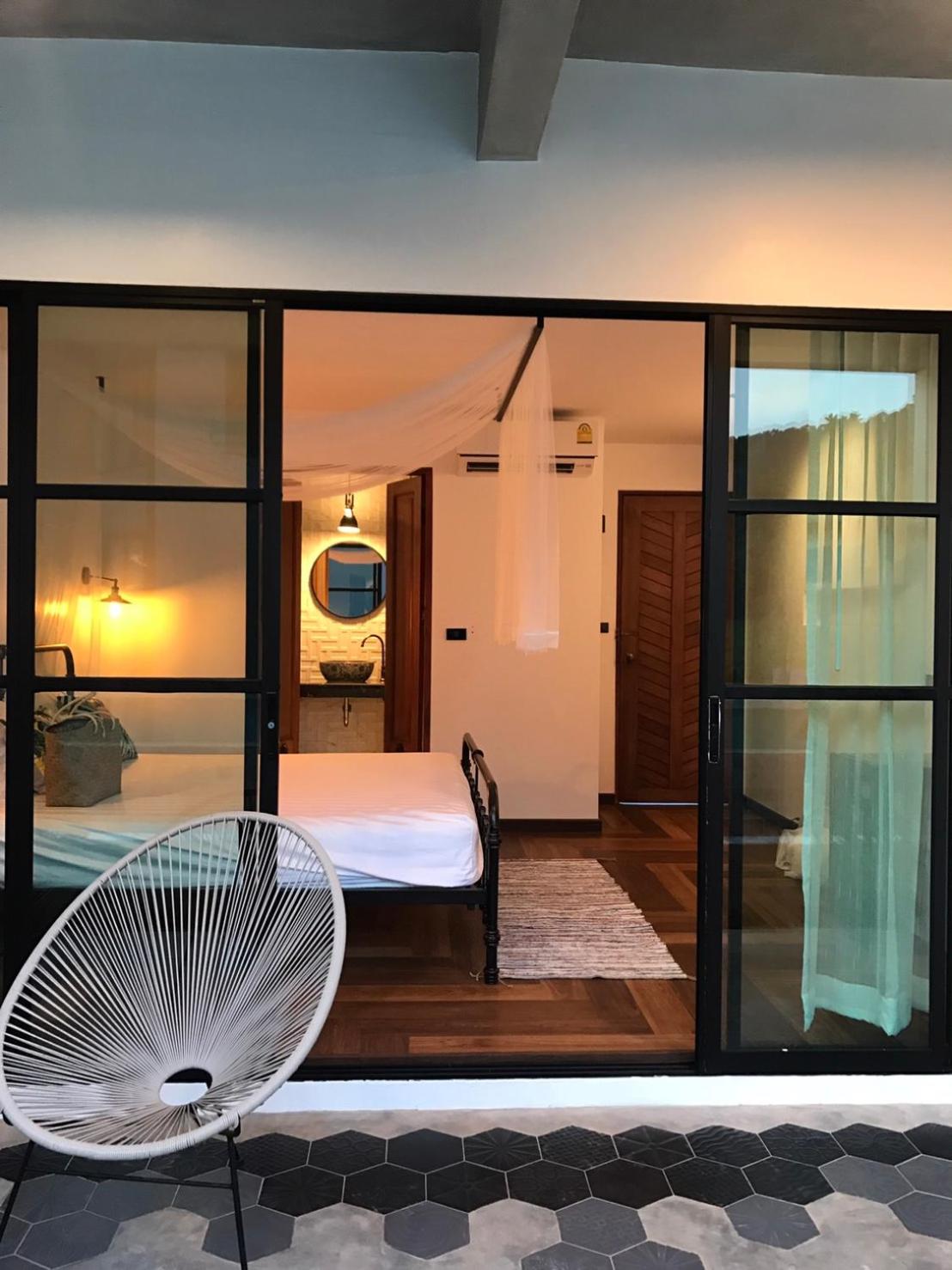 Junior Suite with Pool View - Photo 21