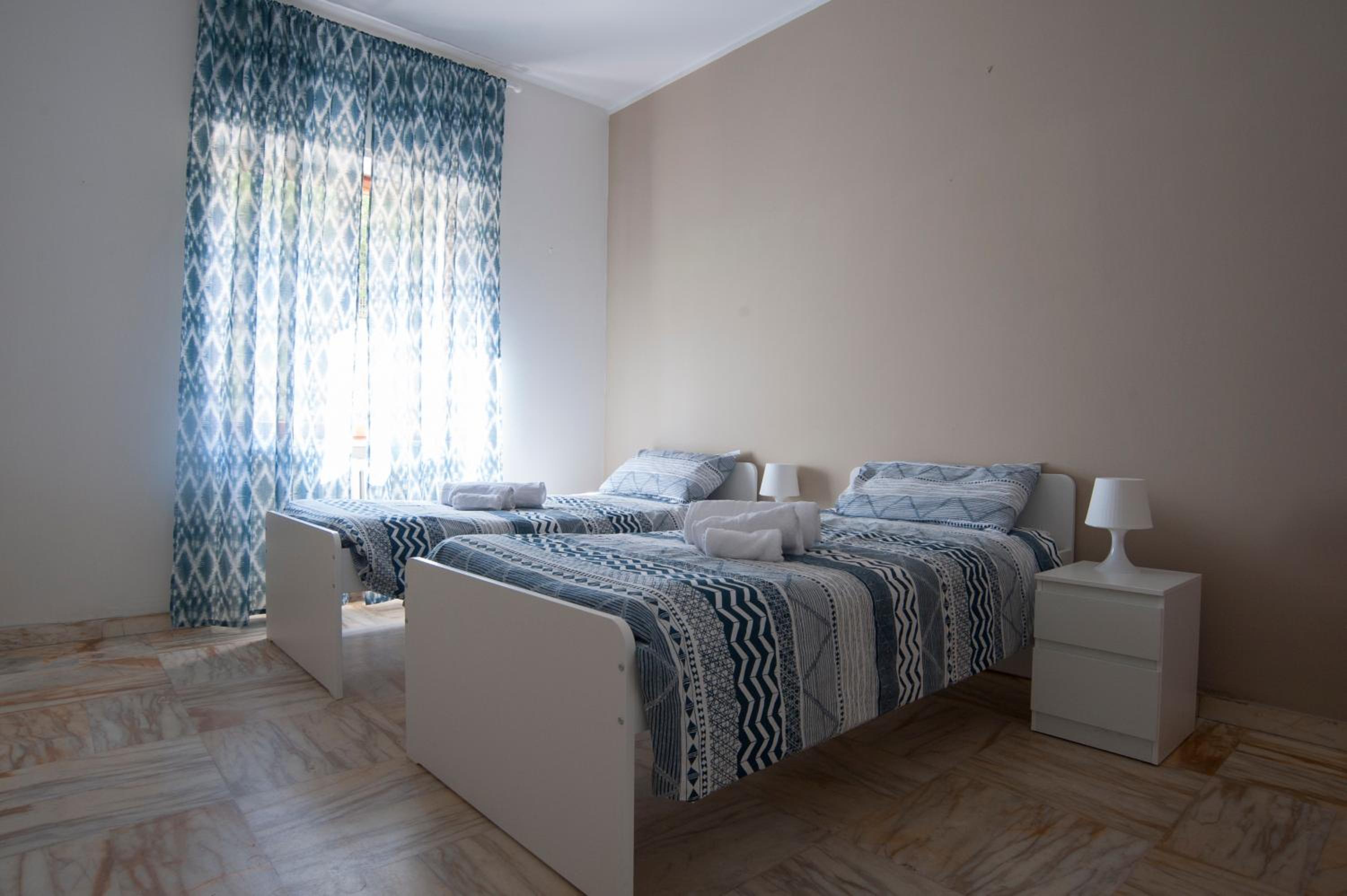 Budget Twin Room - Photo 8