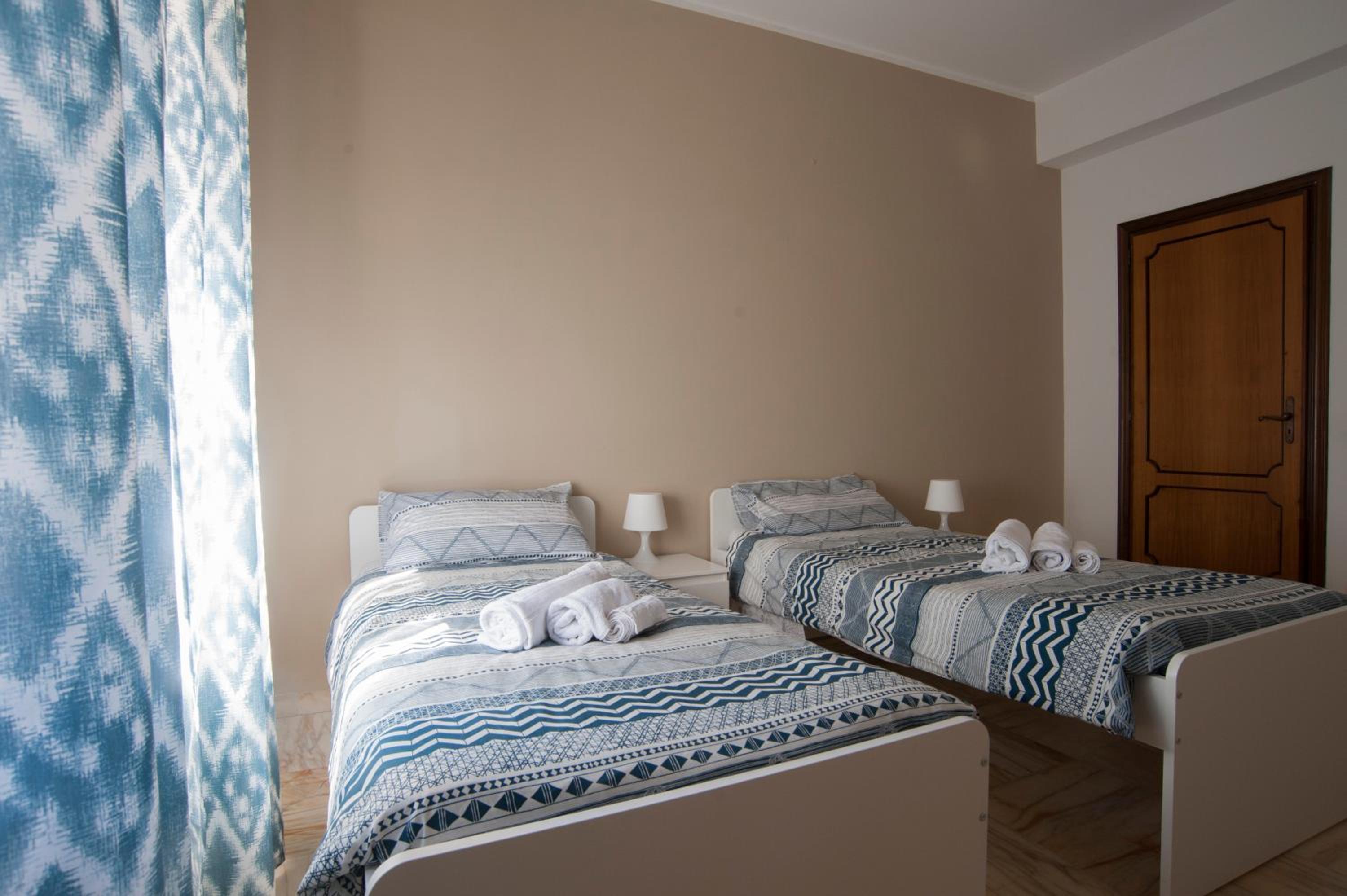 Budget Twin Room - Photo 7