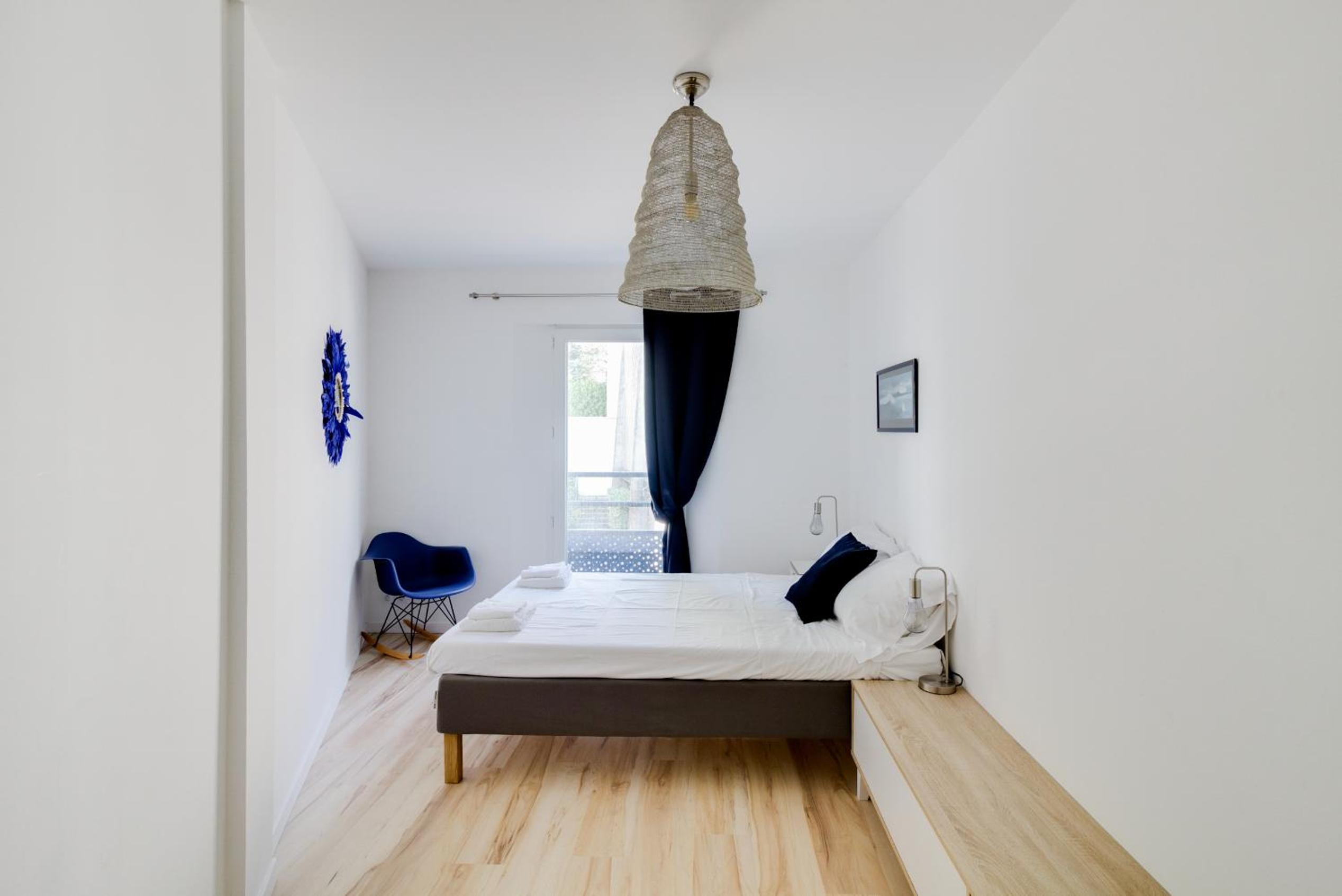 Six-Bedroom House - Photo 3