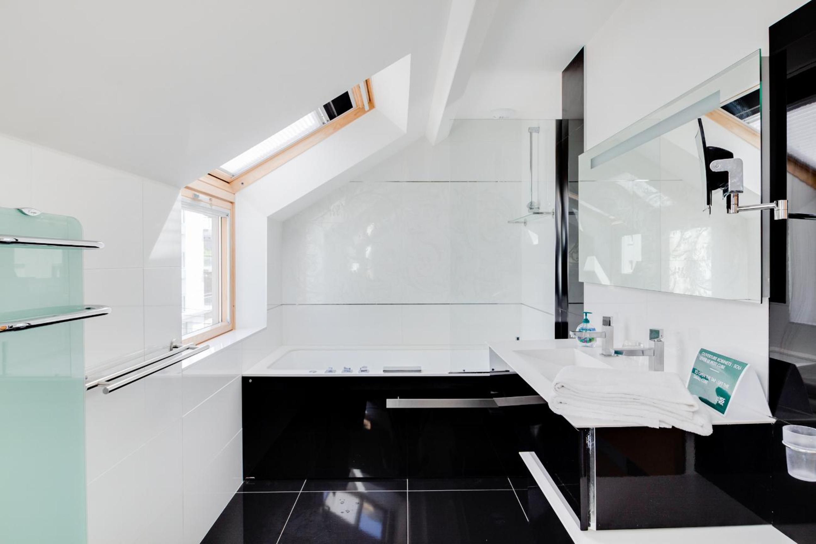 Six-Bedroom House - Photo 9