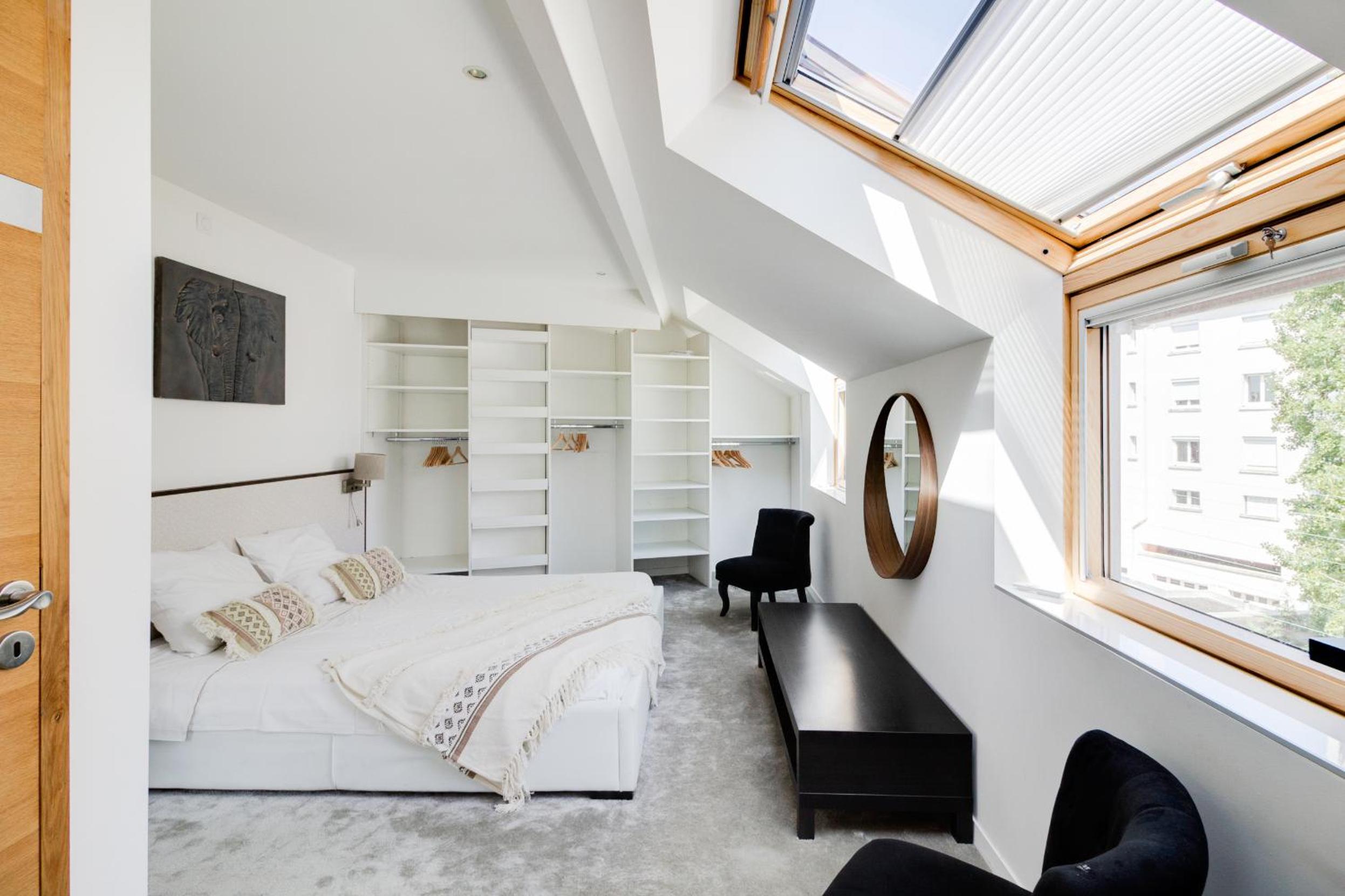 Six-Bedroom House - Photo 11