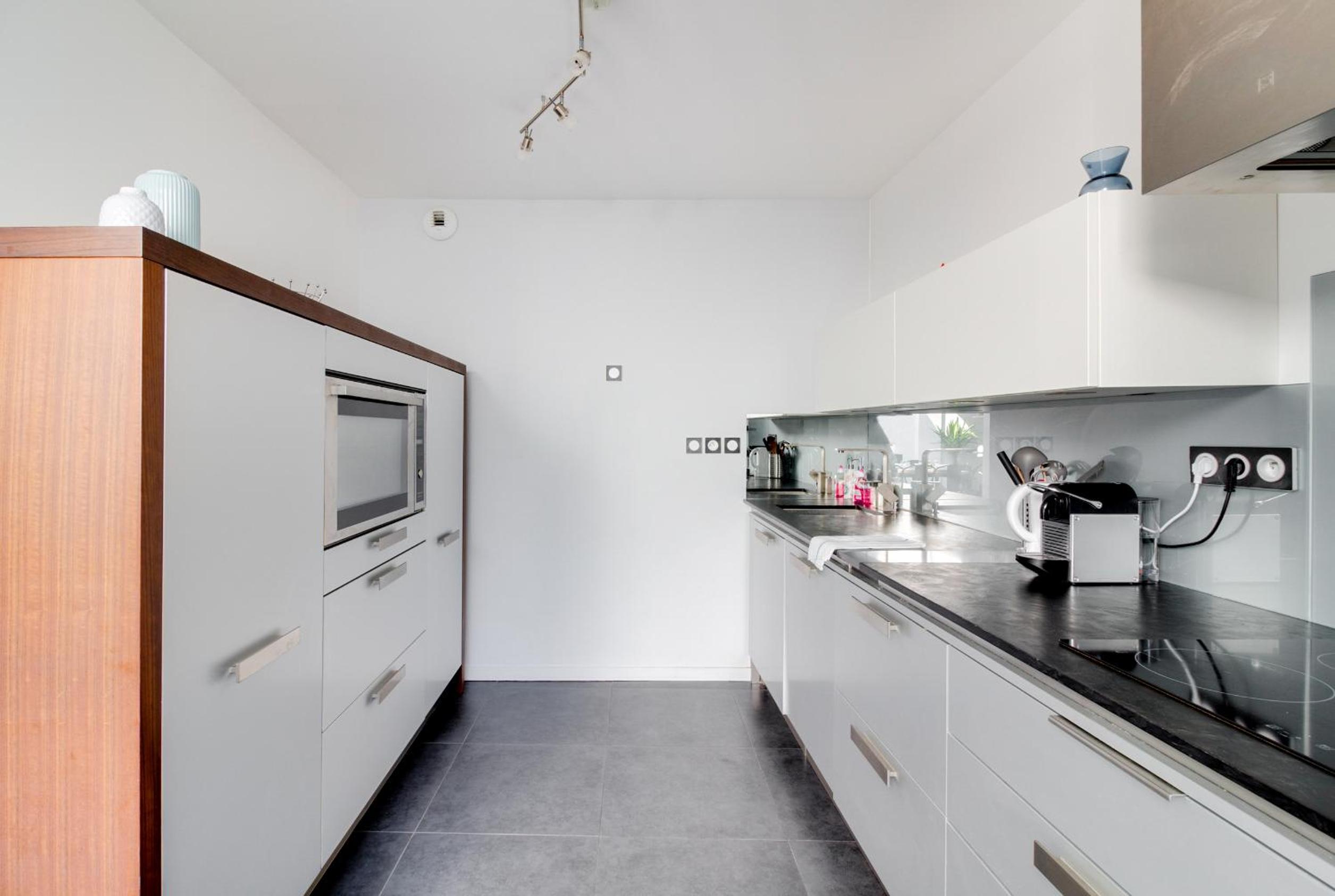 Six-Bedroom House - Photo 12