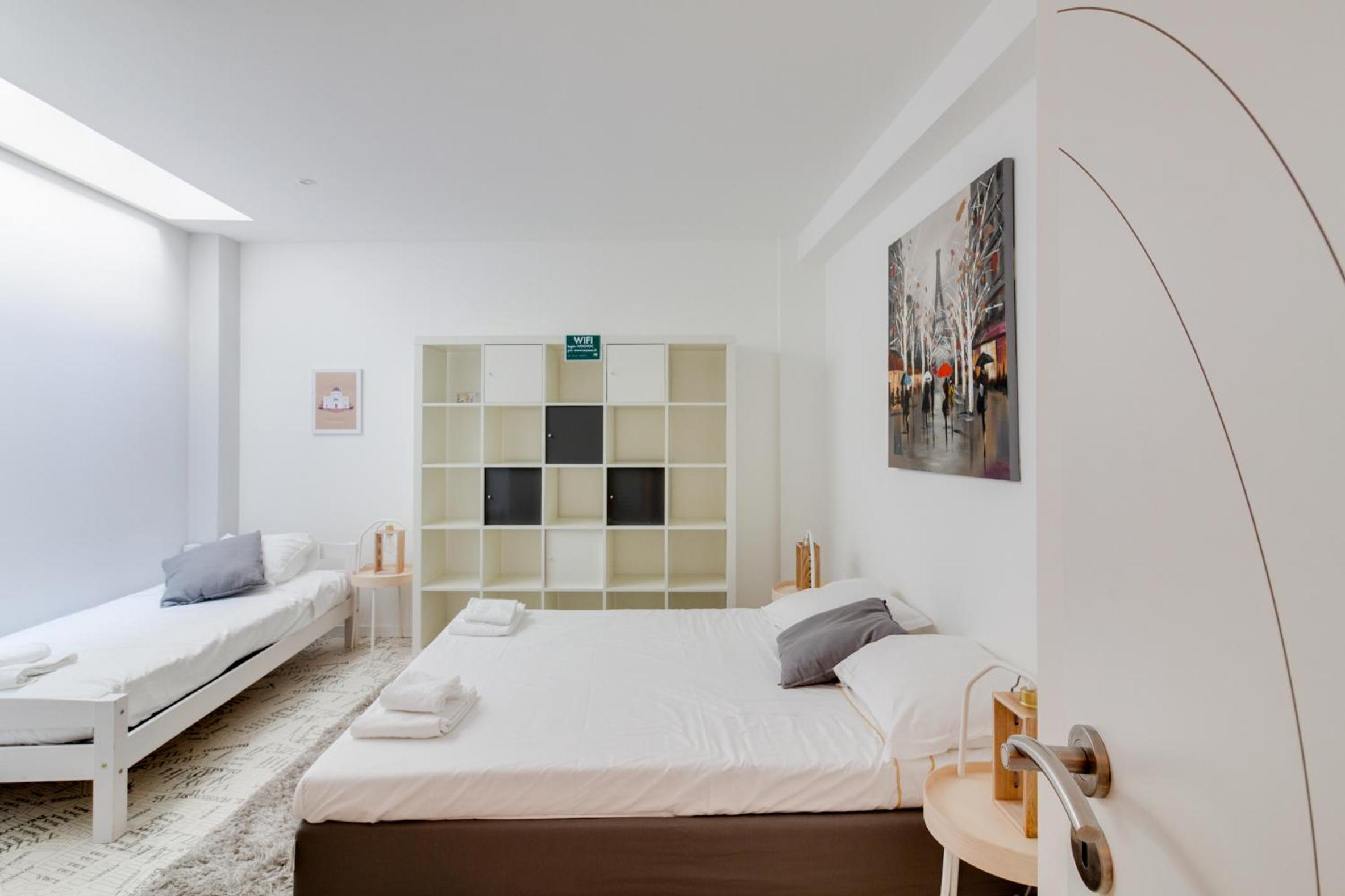 Six-Bedroom House - Photo 16