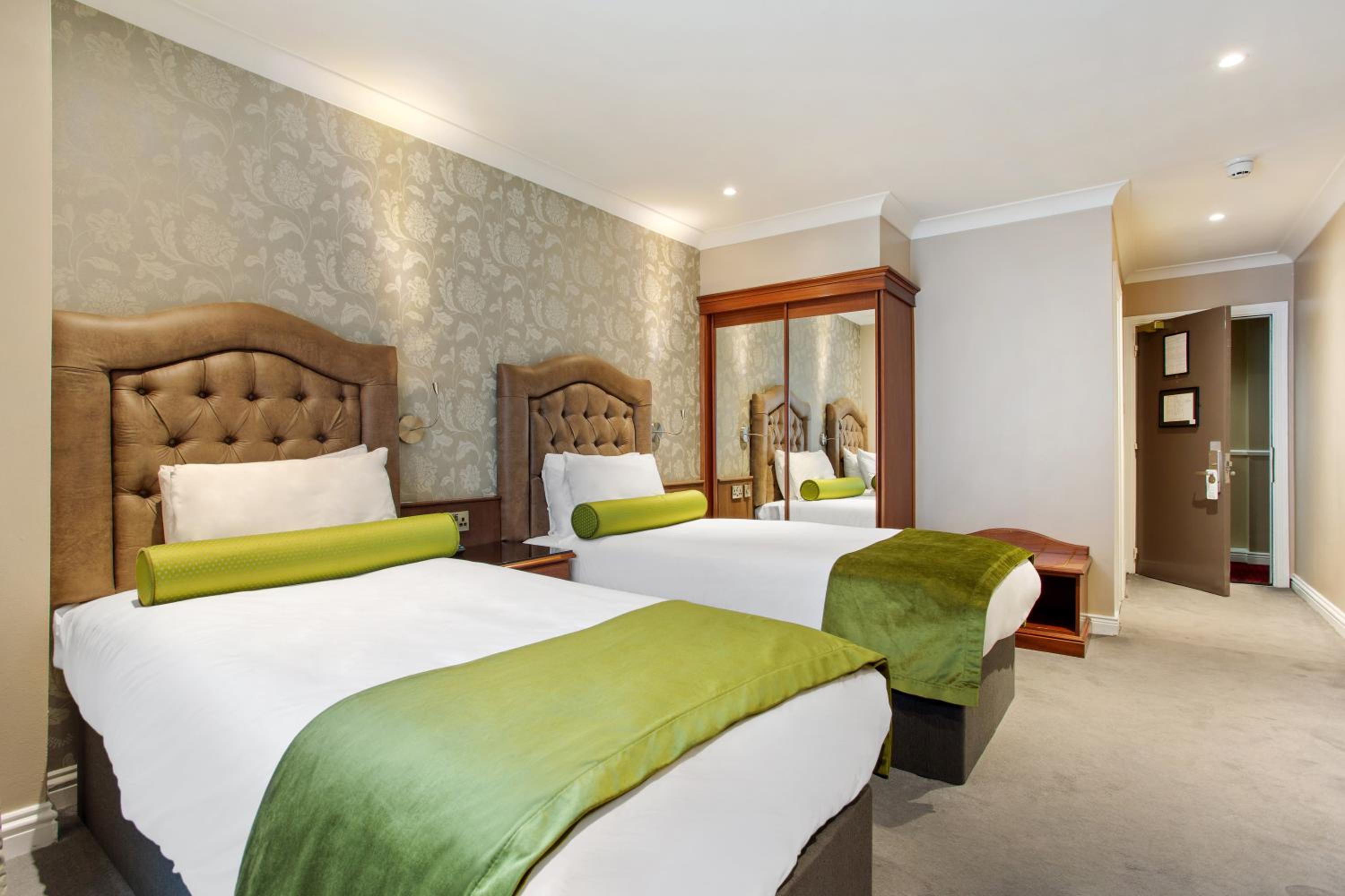 Twin Room thumbnail 5