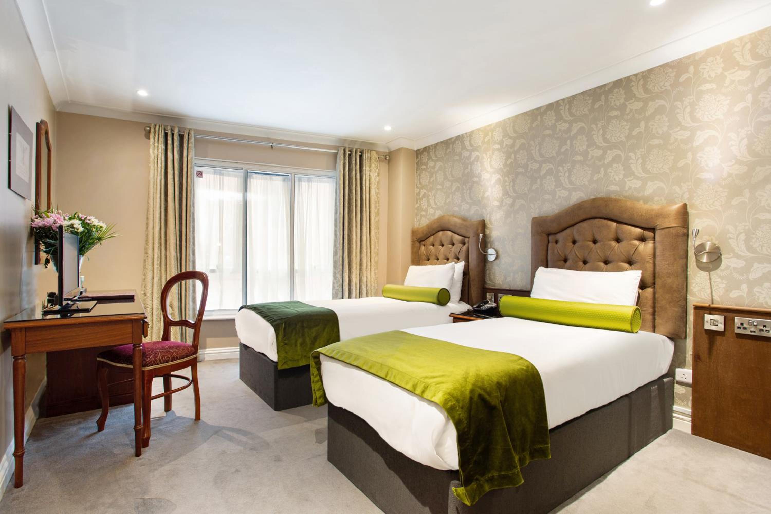 Twin Room thumbnail 6