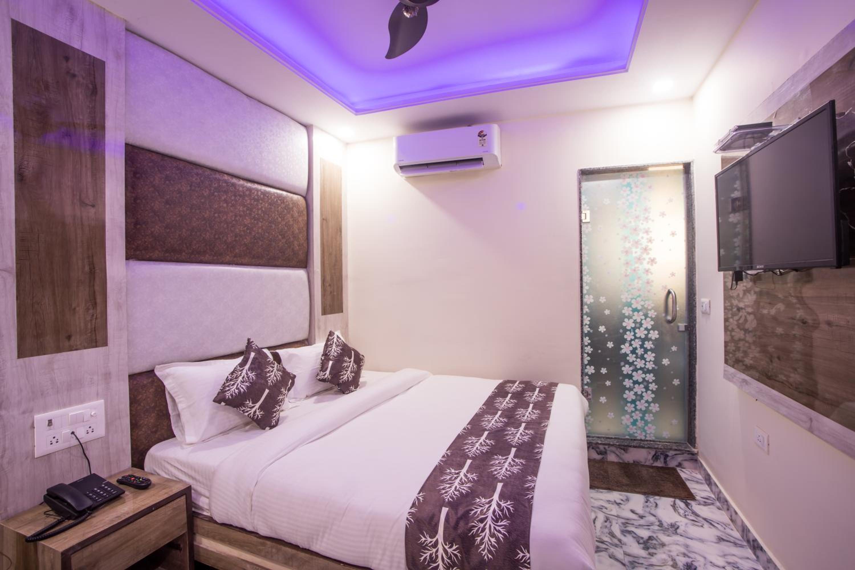 Standard Double Room - Photo 11