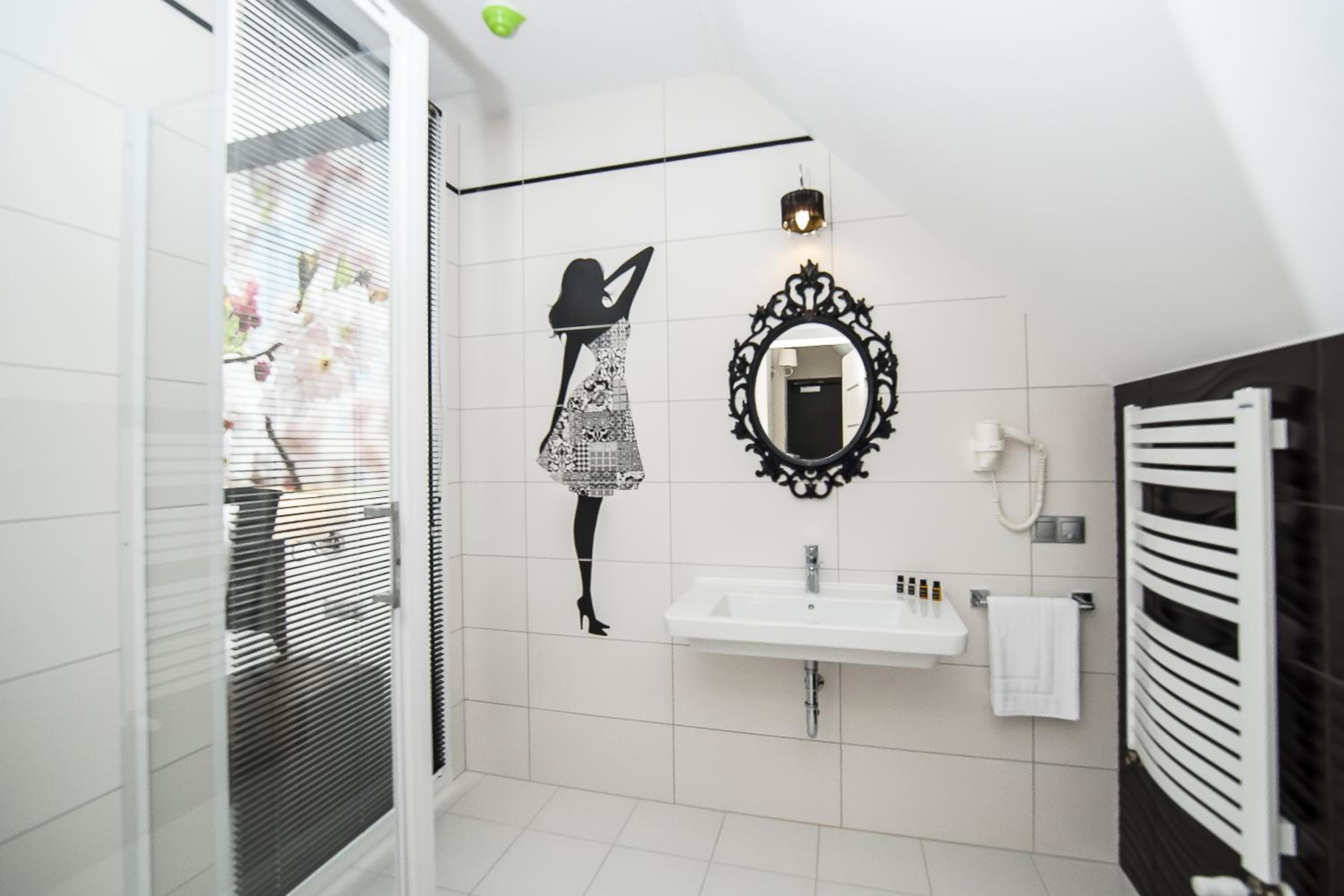 Deluxe Double Room with Shower - Photo 2