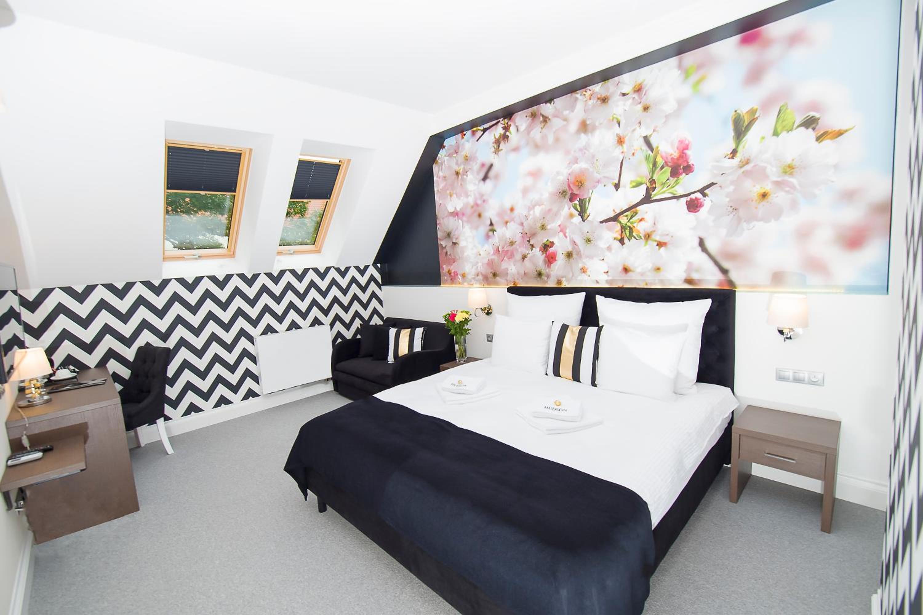Deluxe Double Room with Shower - Photo 7