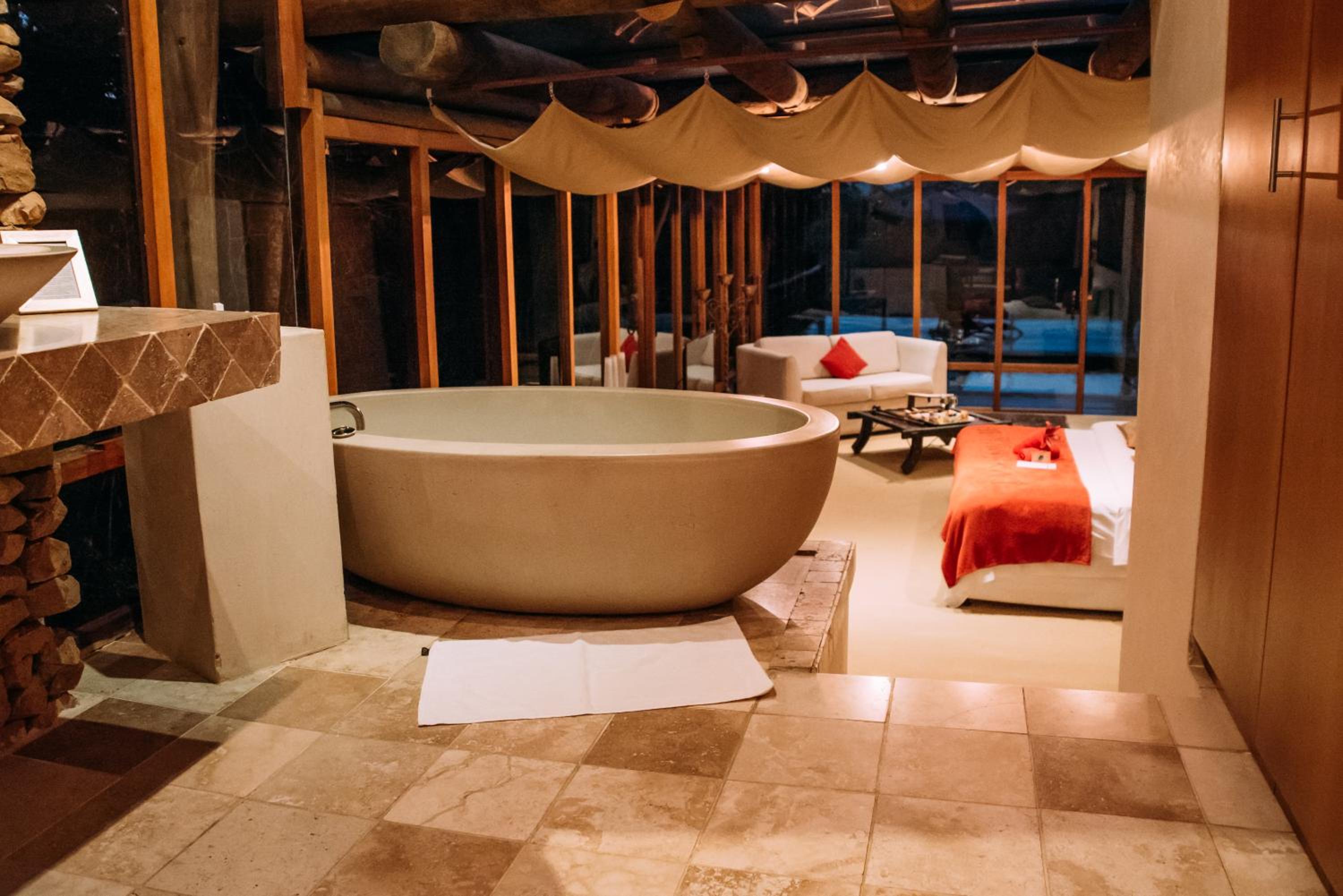 Luxury King Suite with Pool View - Photo 6