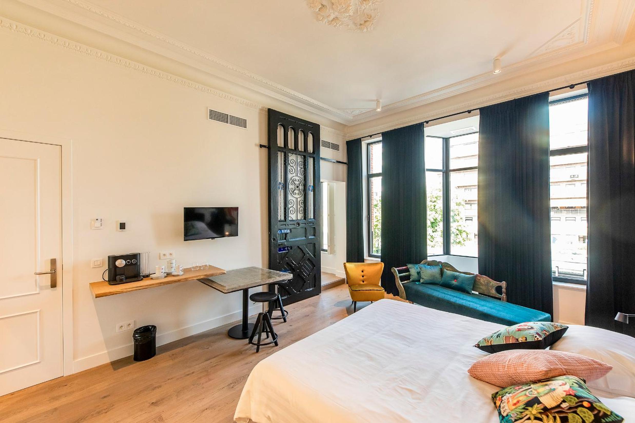Deluxe King Room - Photo 5