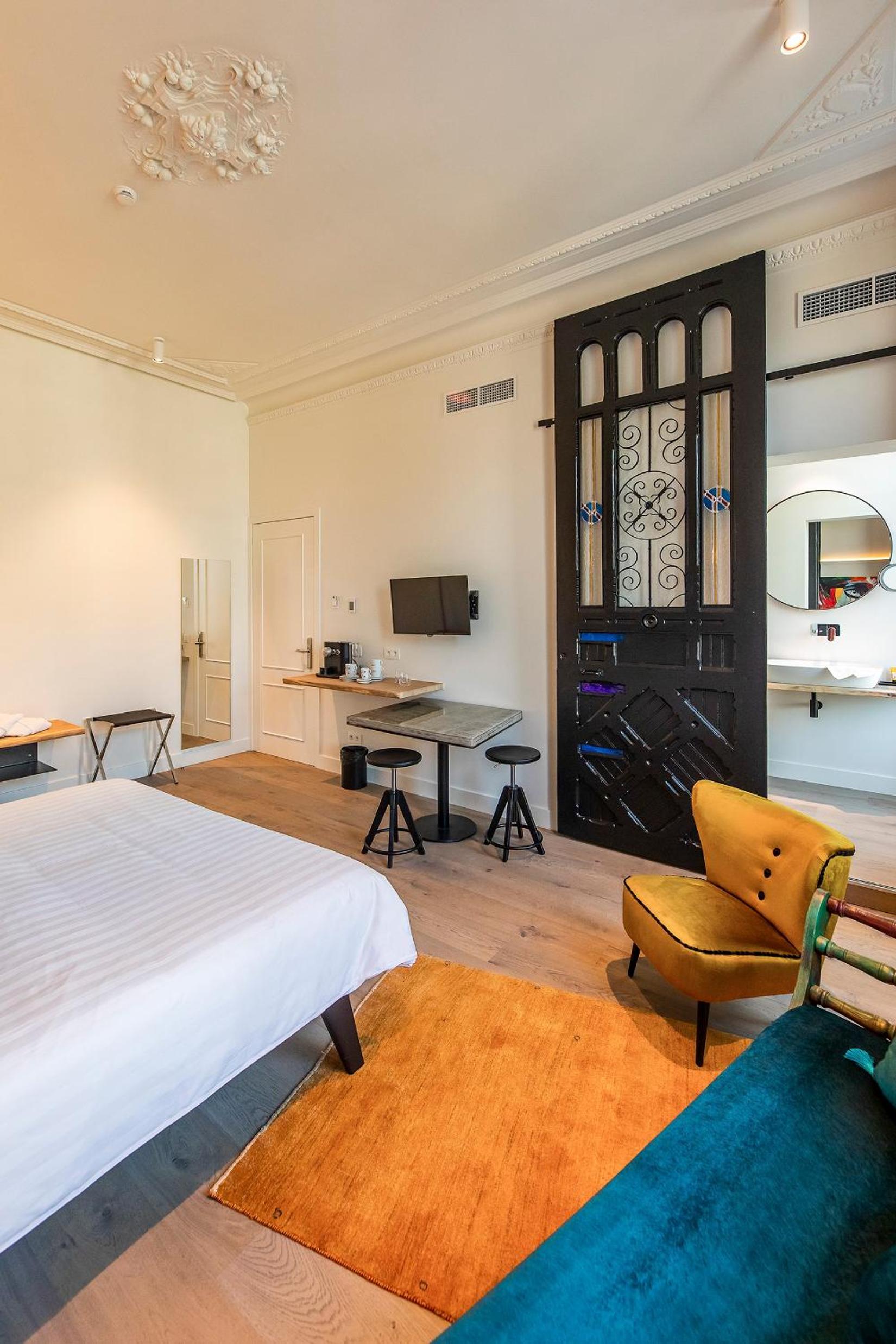 Deluxe King Room - Photo 6