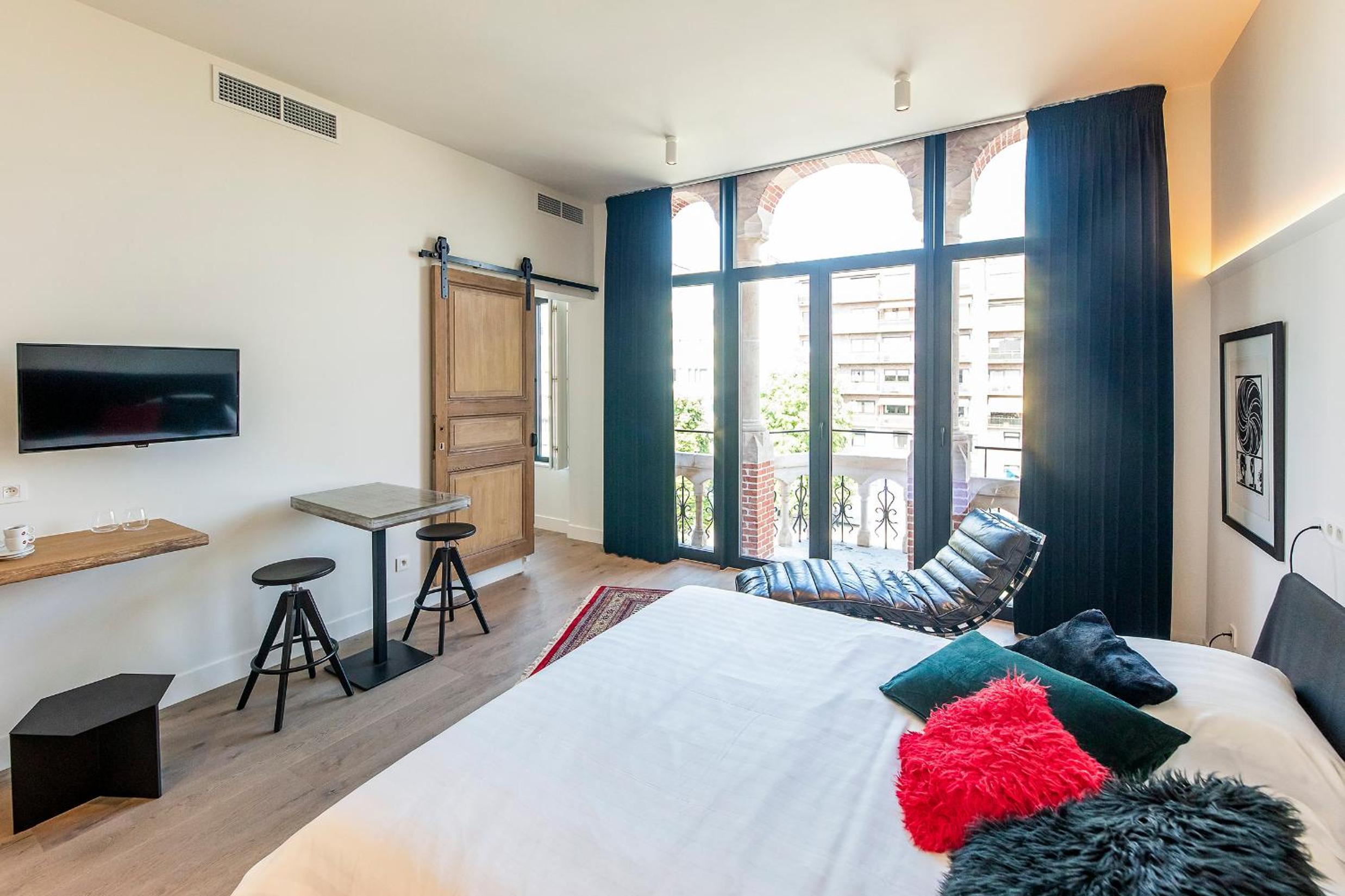 Deluxe Double Room with Balcony - Photo 2