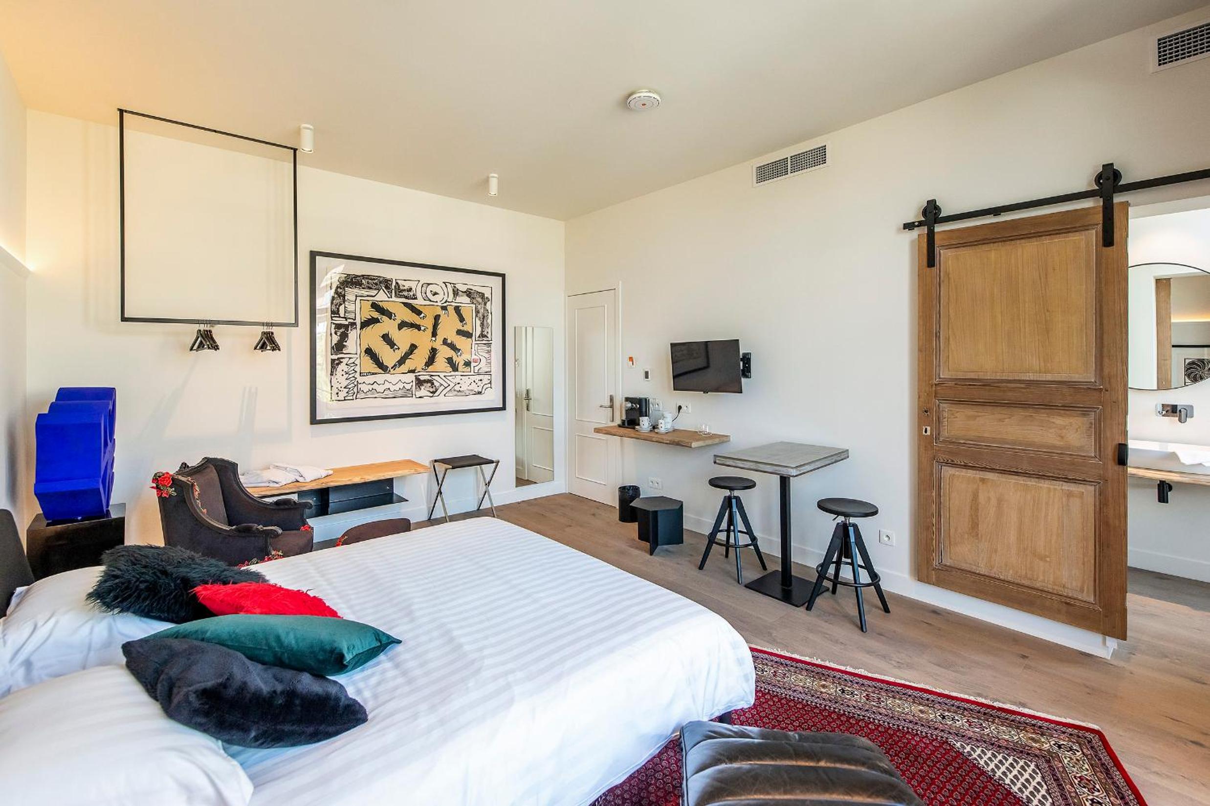 Deluxe Double Room with Balcony - Photo 7