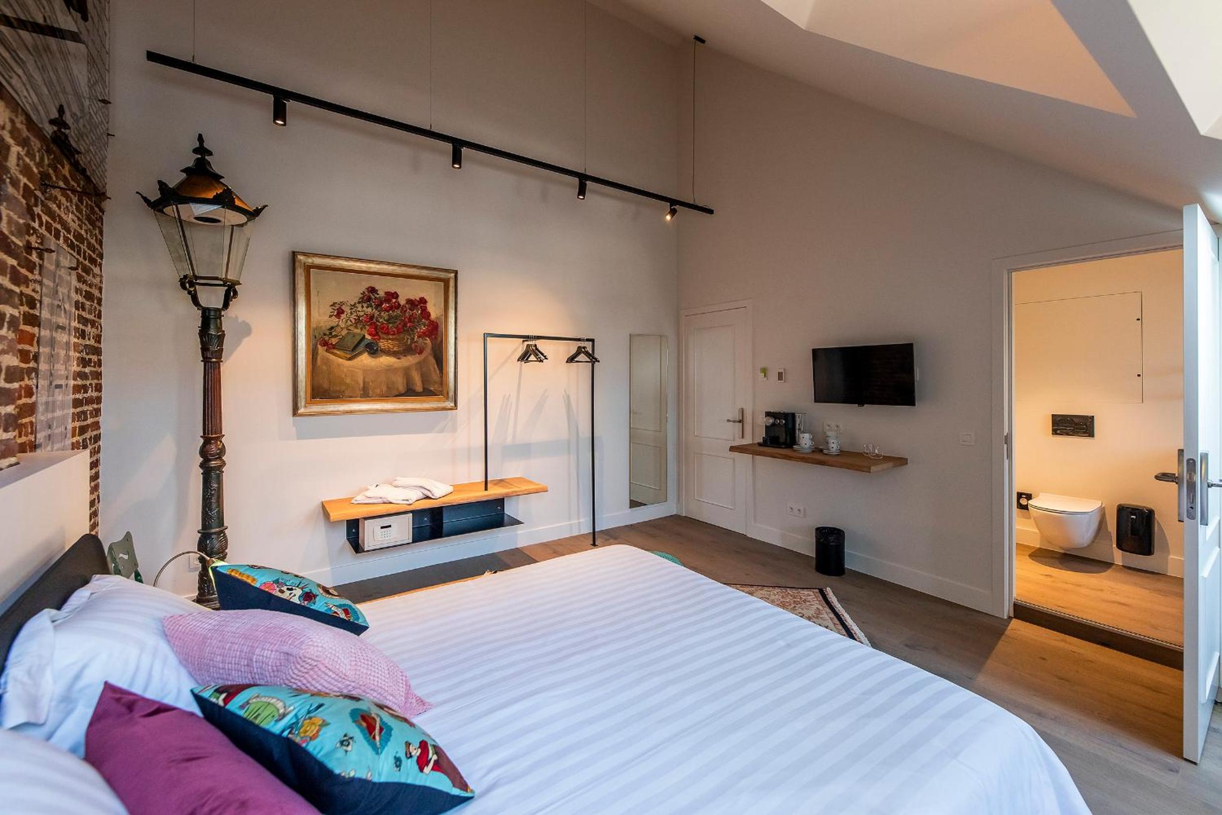 Deluxe King Room photo 2
