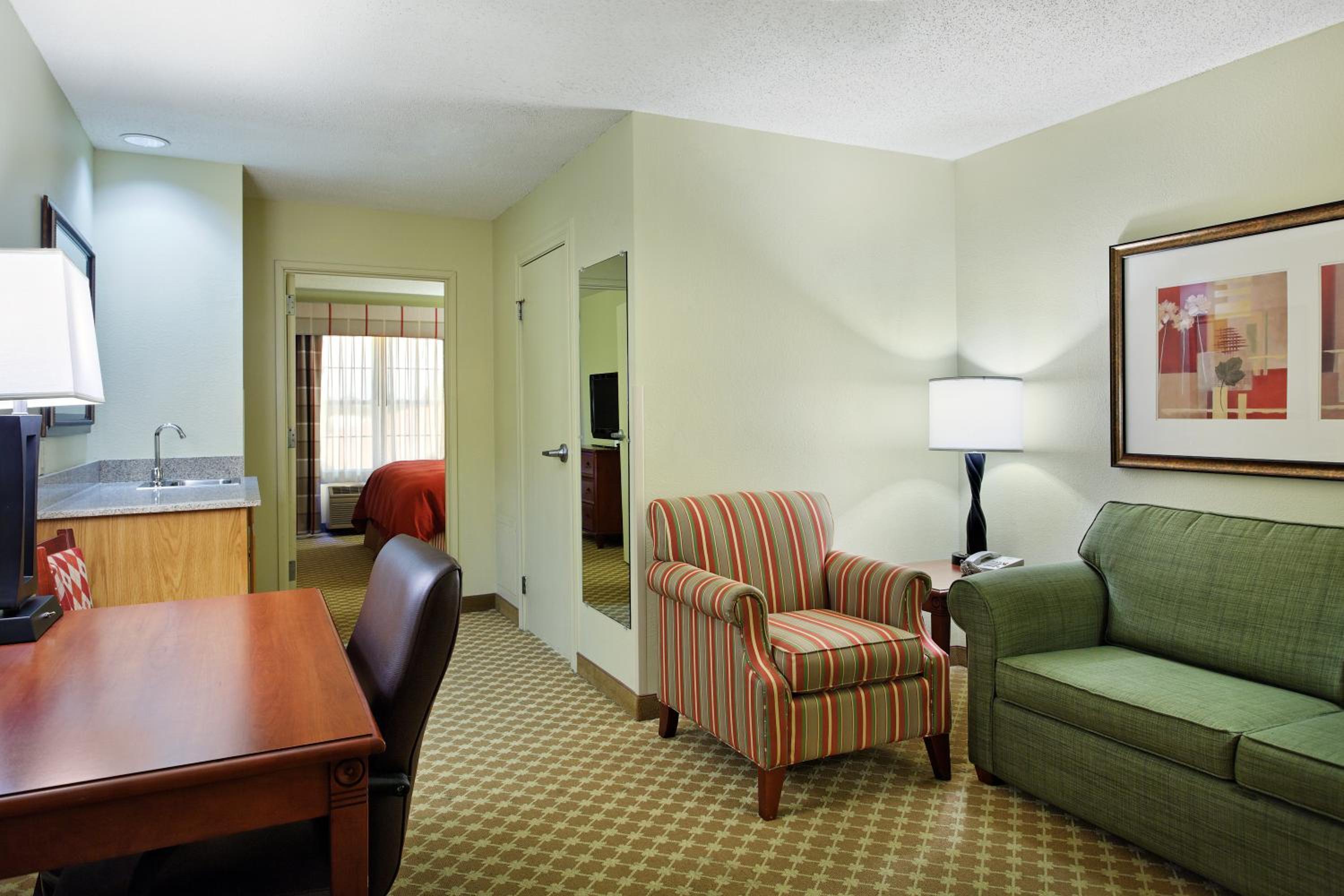 One-Bedroom King Suite with Sofa Bed - Photo 4