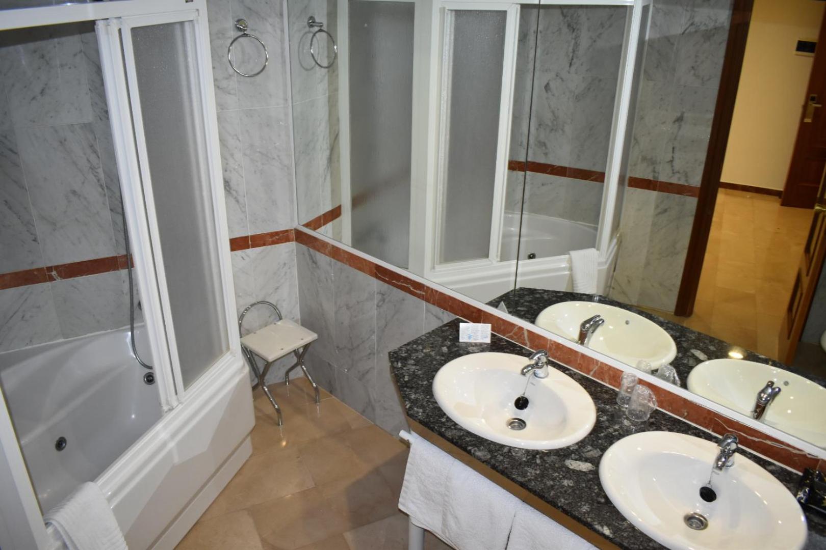 Suite - Photo 15