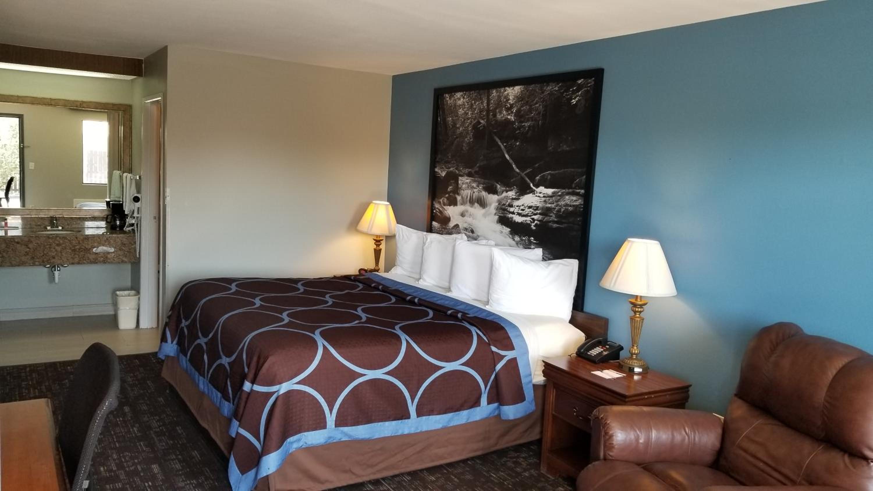 King Room - Non-Smoking photo 3