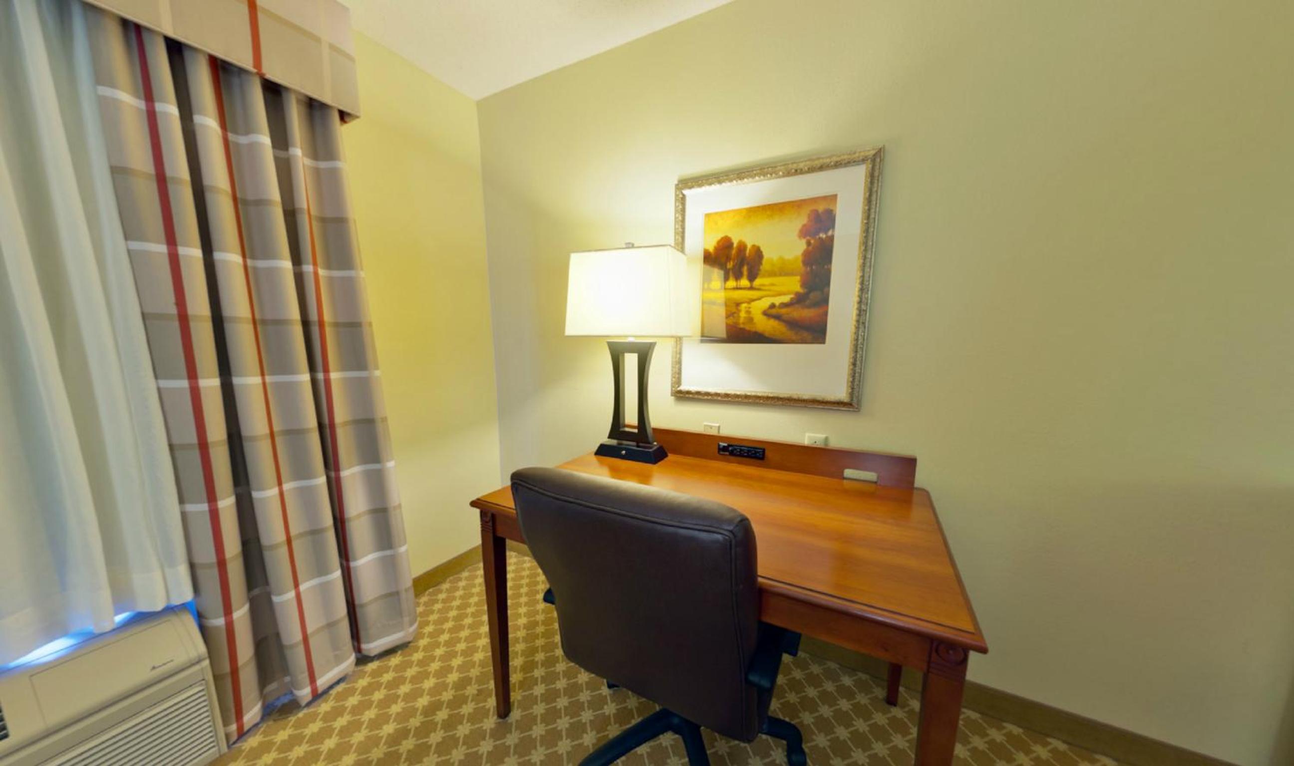 Queen Room with Two Queen Beds - Photo 3