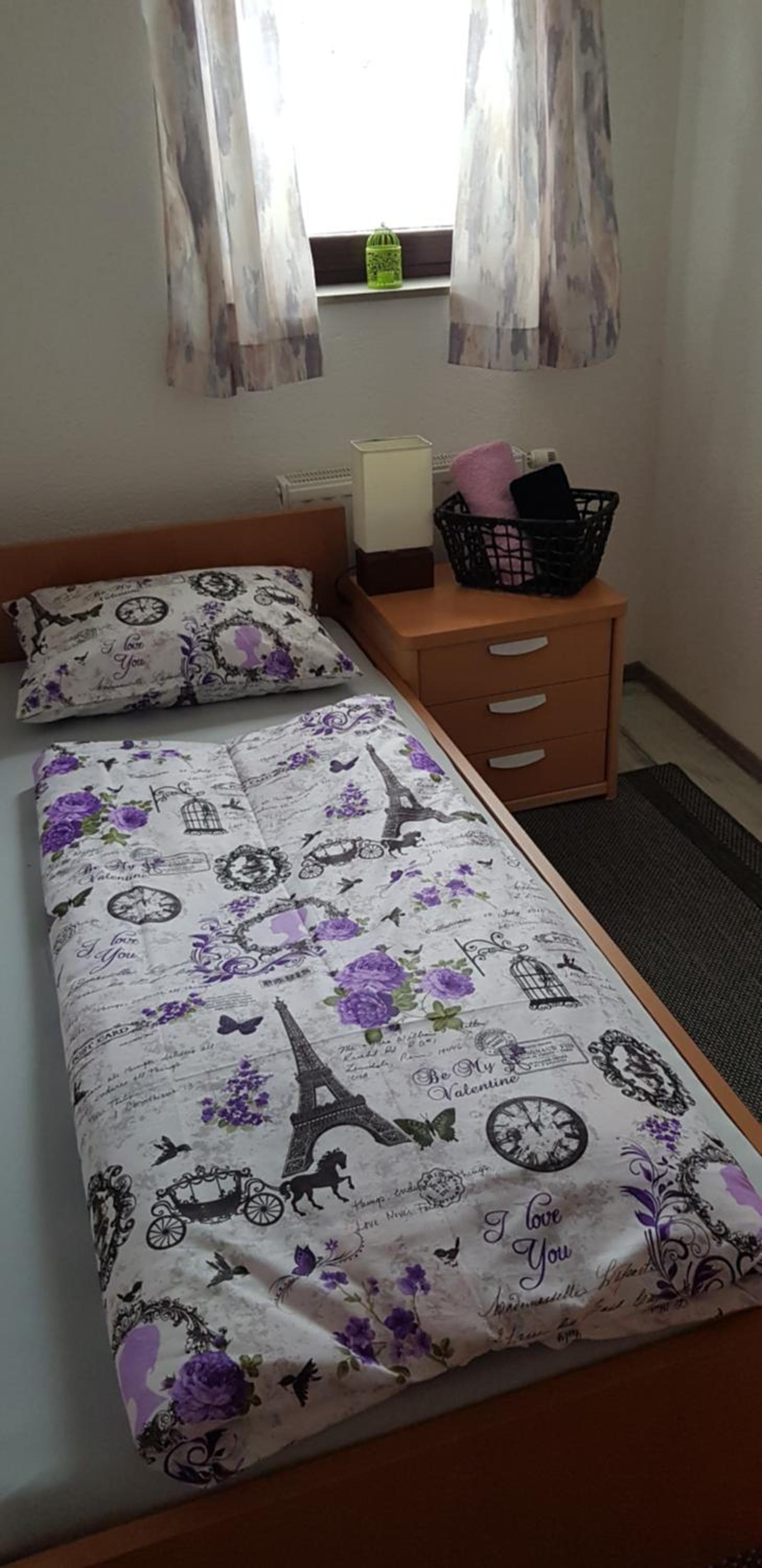 Single Room with Shared Shower and Toilet photo 1