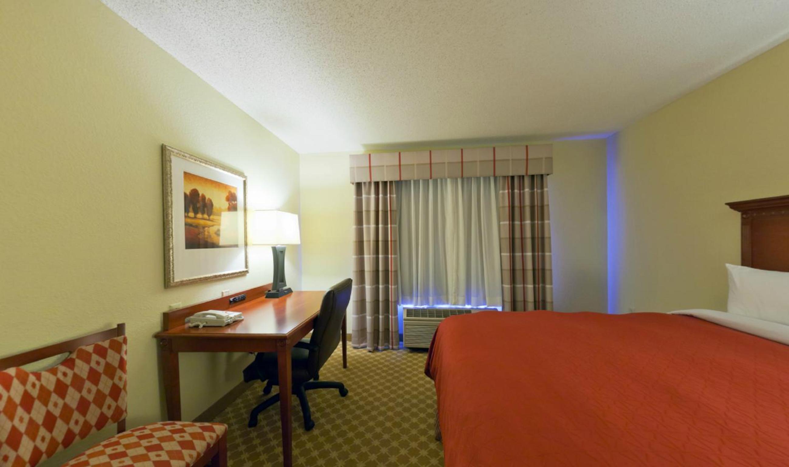 Queen Room with Two Queen Beds - Photo 4
