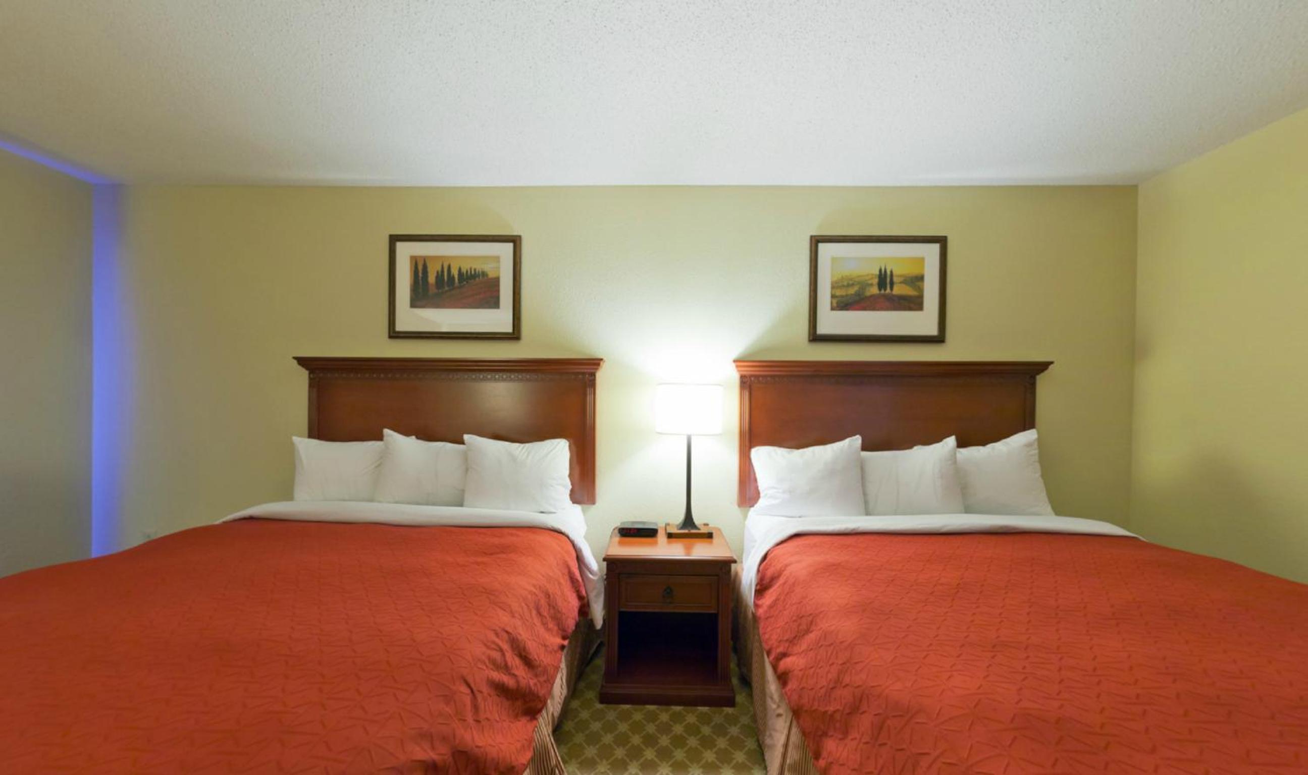 Queen Room with Two Queen Beds - Photo 5