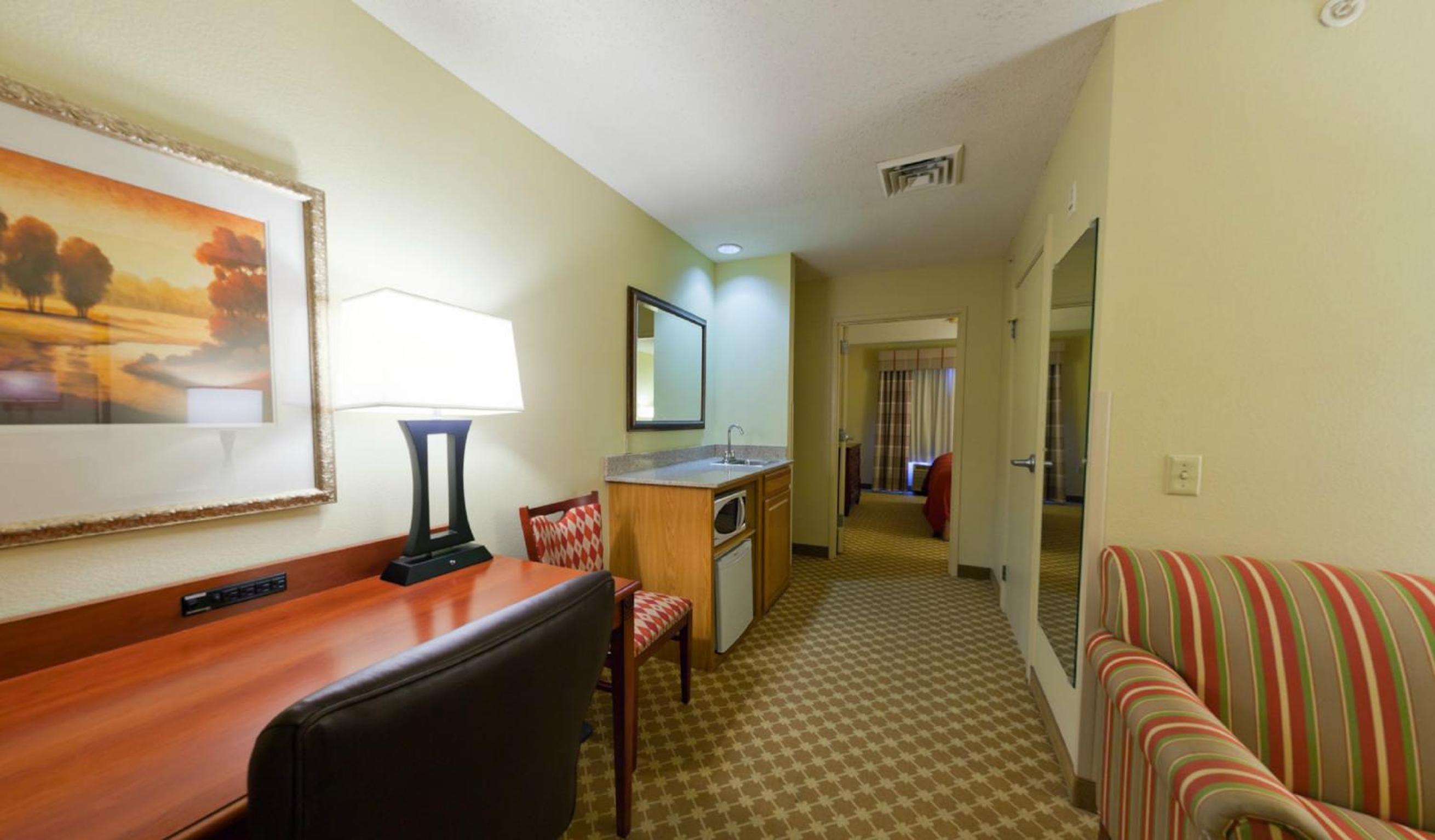 One-Bedroom King Suite with Sofa Bed - Photo 3