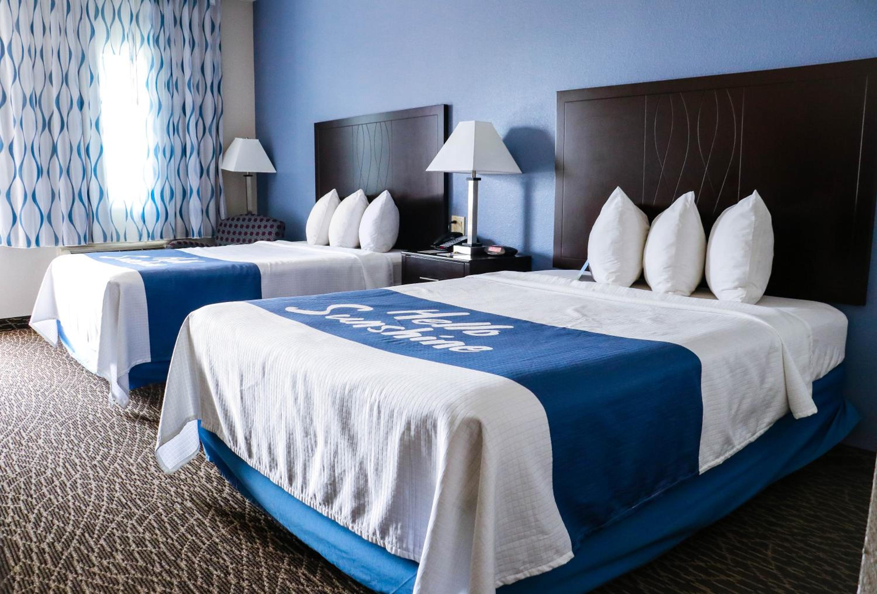 Queen Room With Two Queen Beds - Non-Smoking photo 3