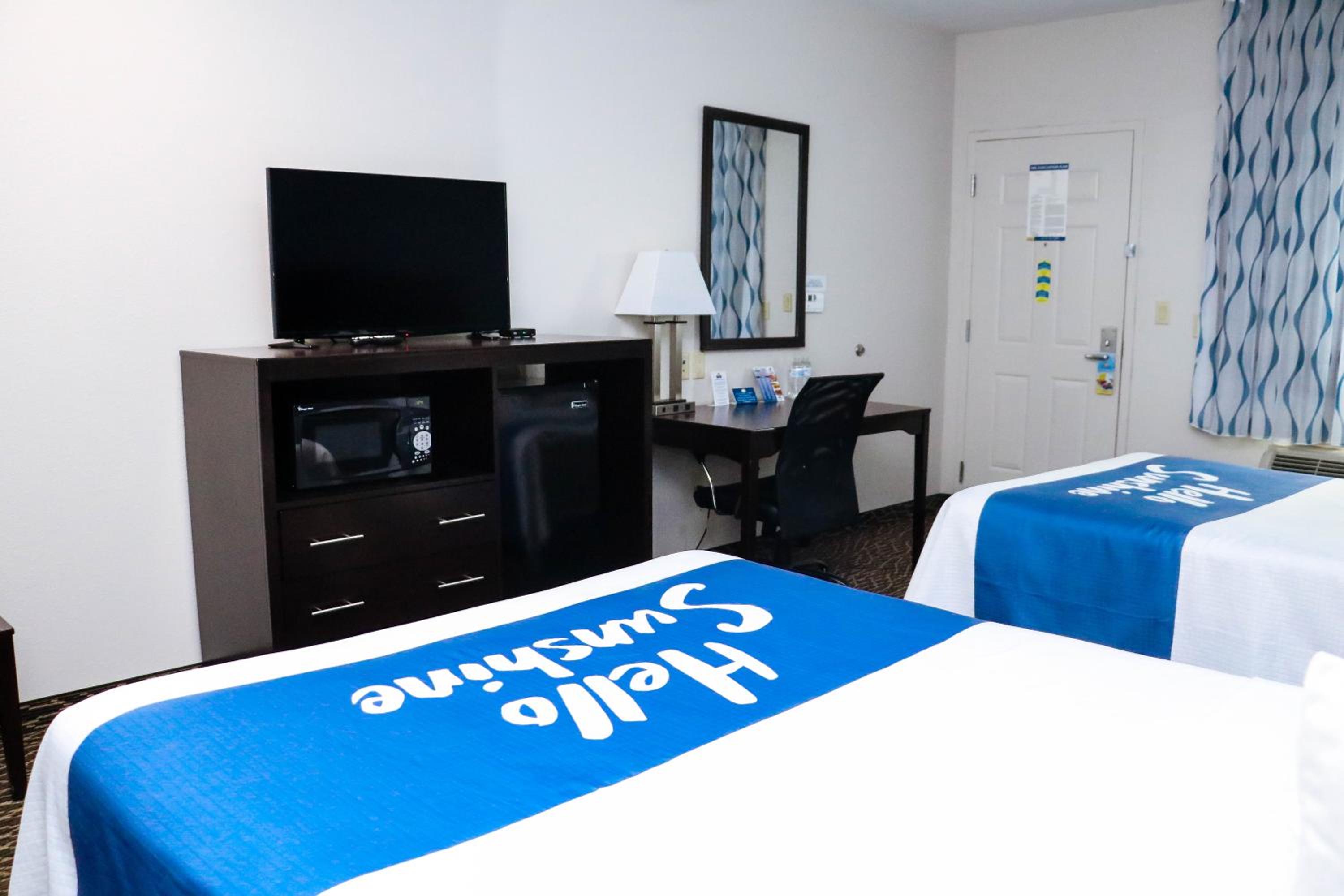 Queen Room With Two Queen Beds - Non-Smoking photo 1