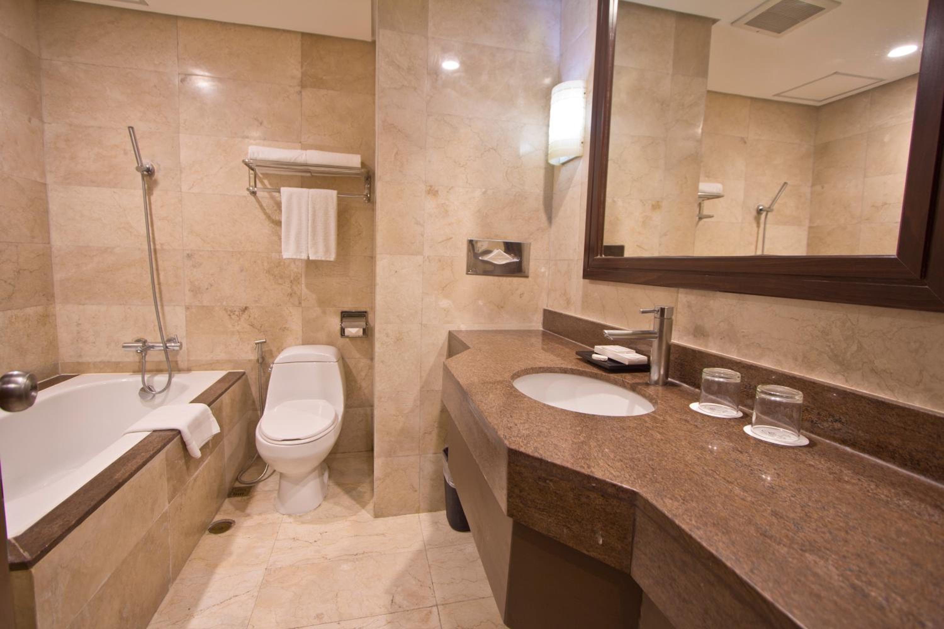 Corner Suite - Photo 4
