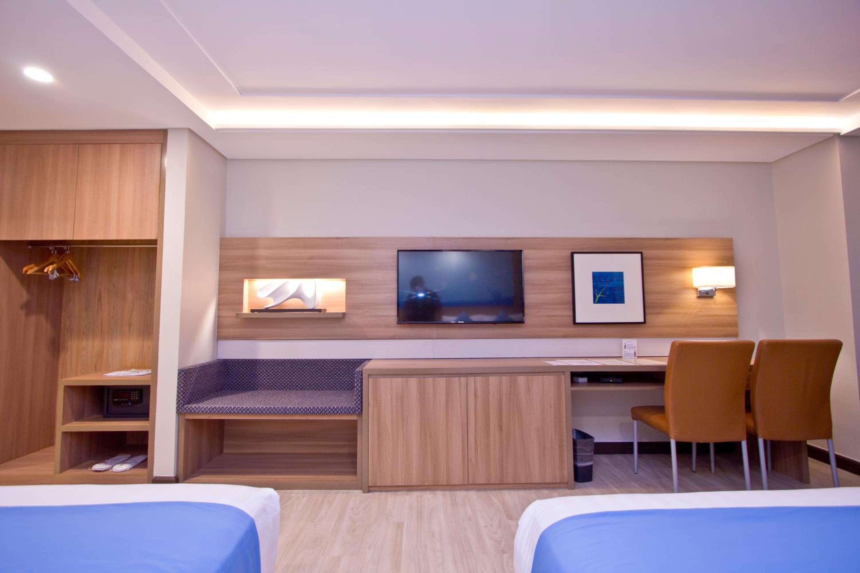 Corner Suite - Photo 2