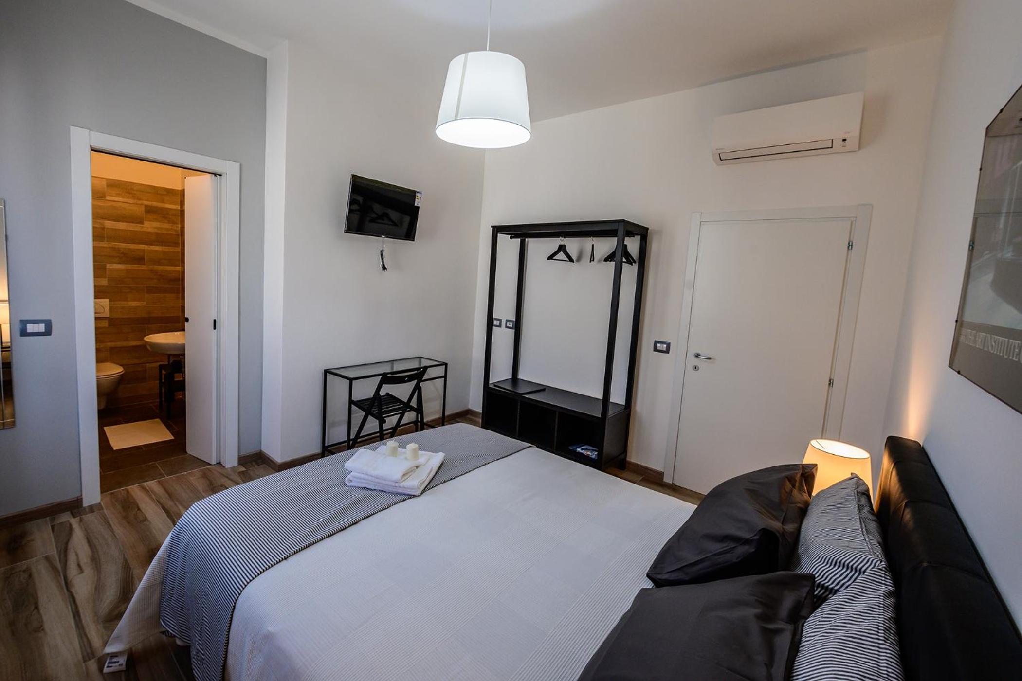 Double Room - Photo 5