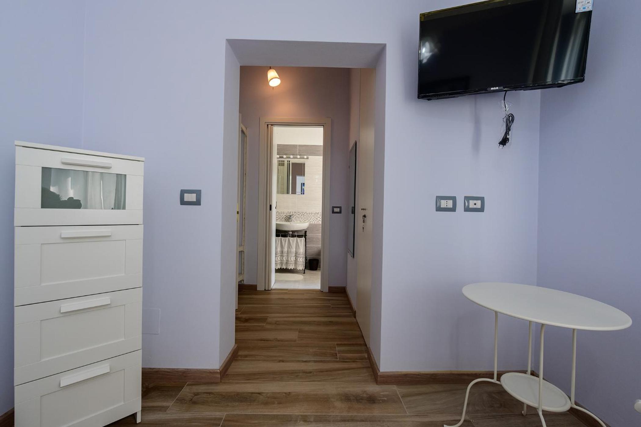 Large Double Room - Photo 2