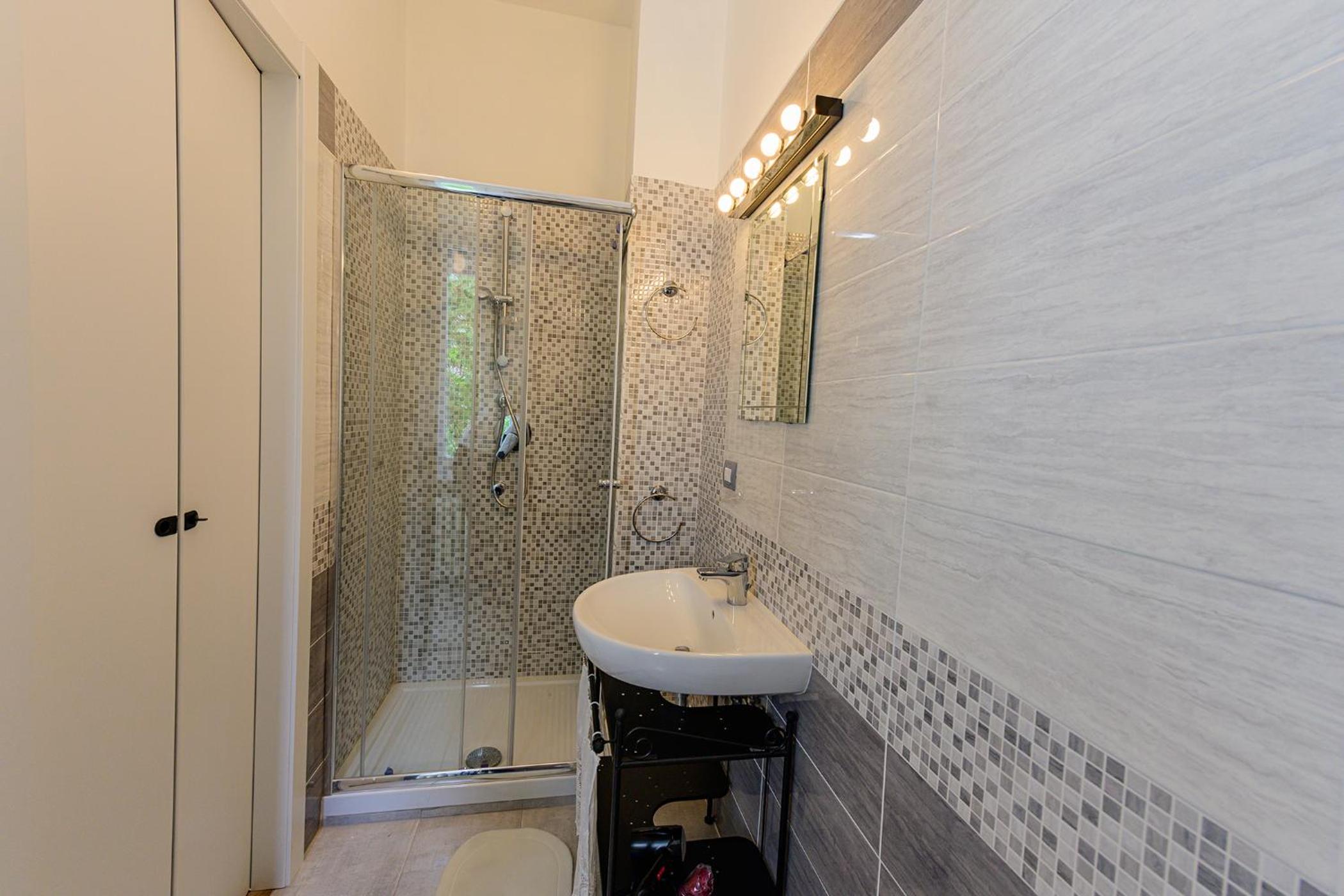 Large Double Room - Photo 3