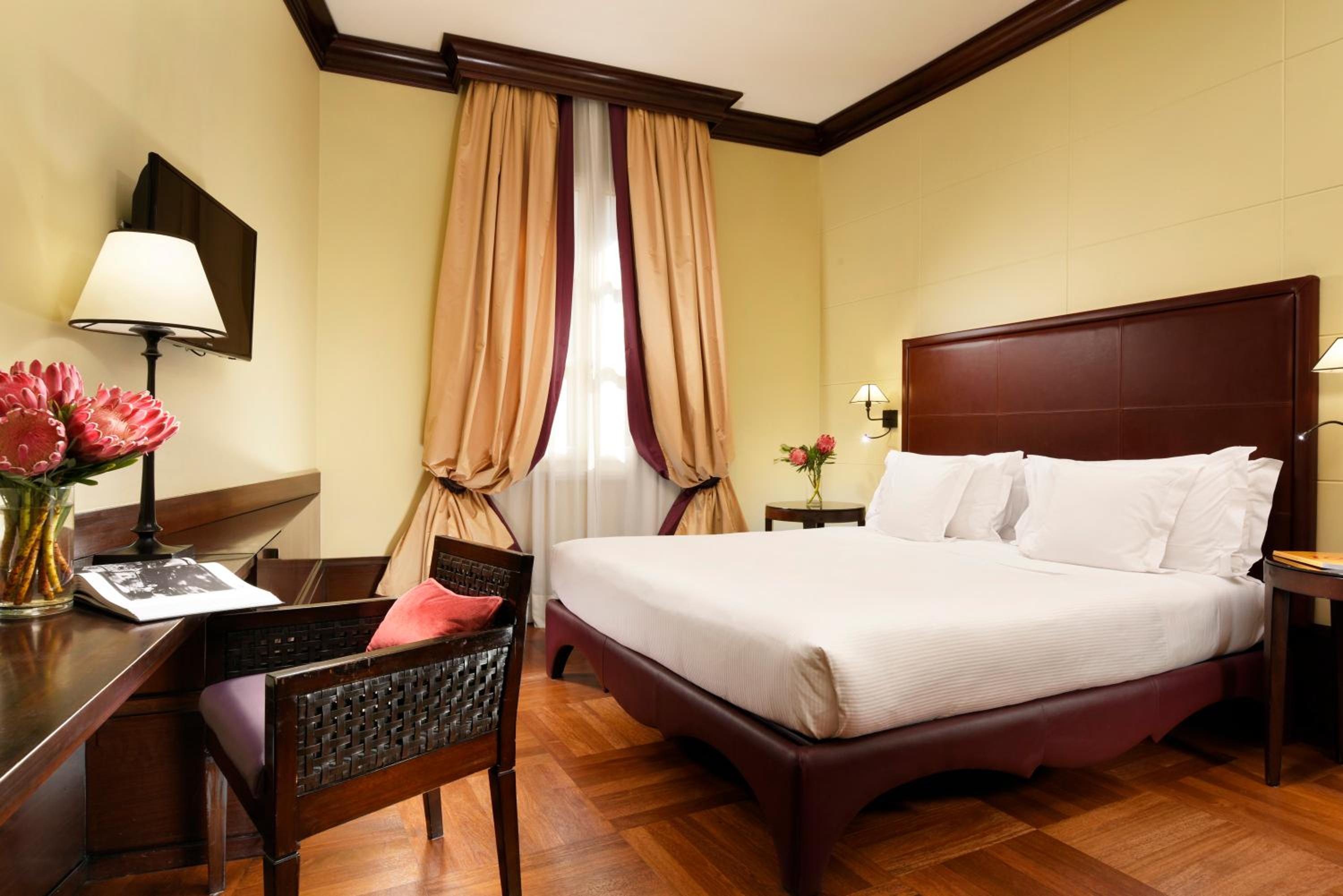 Suite - Photo 1