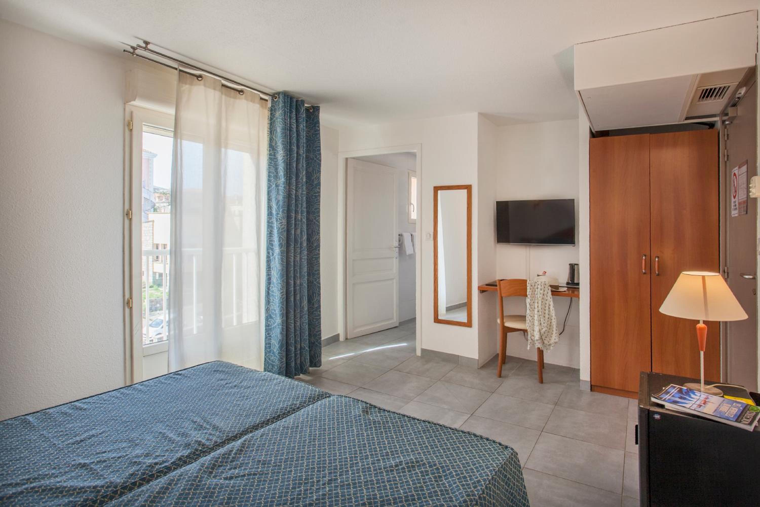 Double Room with Street View - Disability Access - Photo 7
