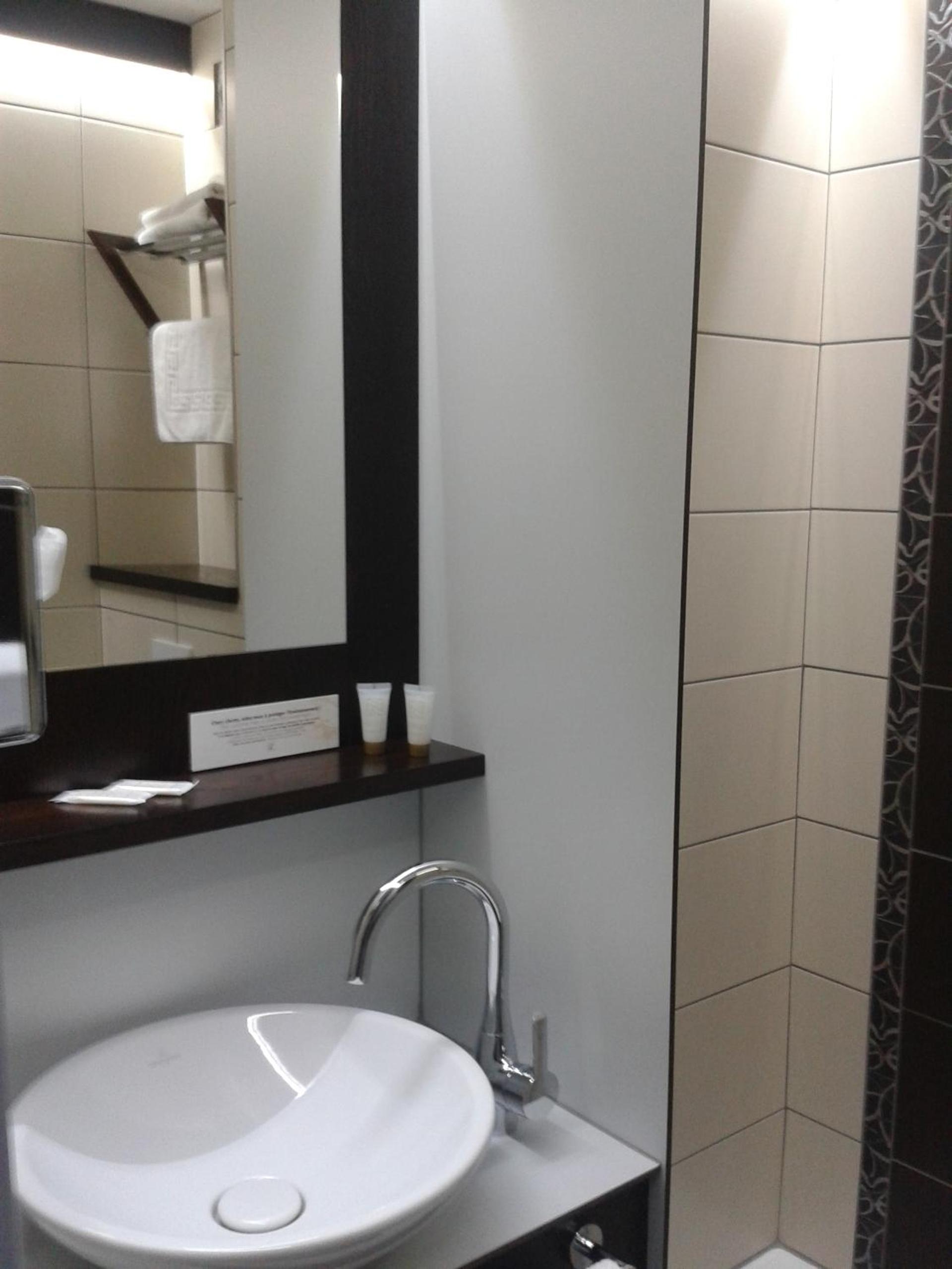 Standard Twin Room - Photo 3