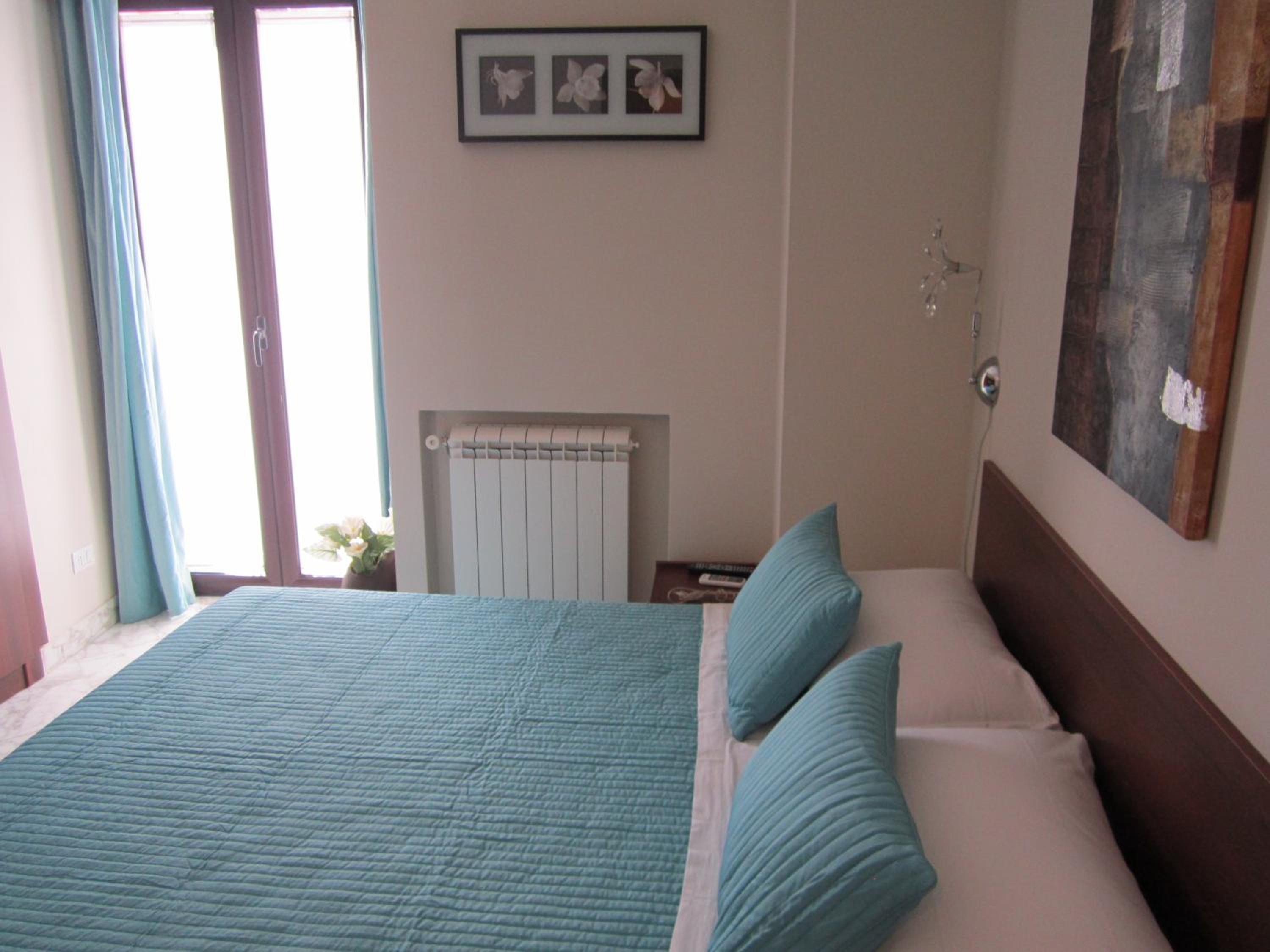 Double Room with Balcony - Photo 25
