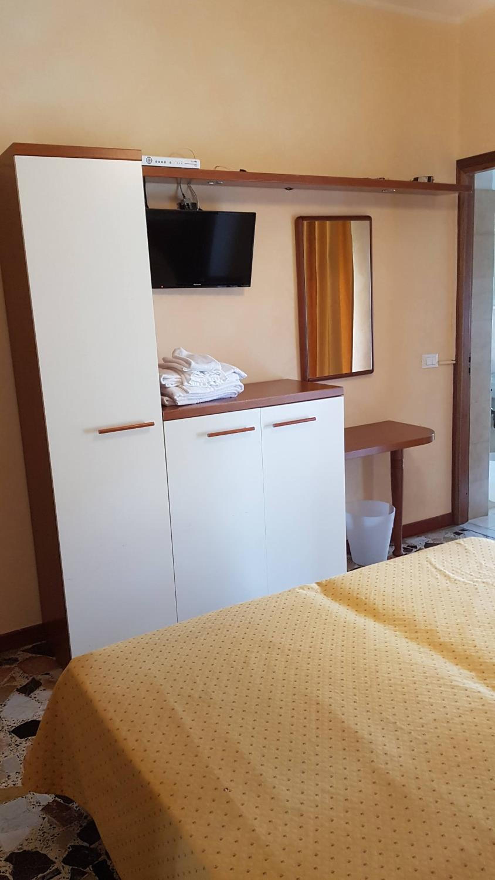 Double or Twin Room with Private Bathroom photo 3