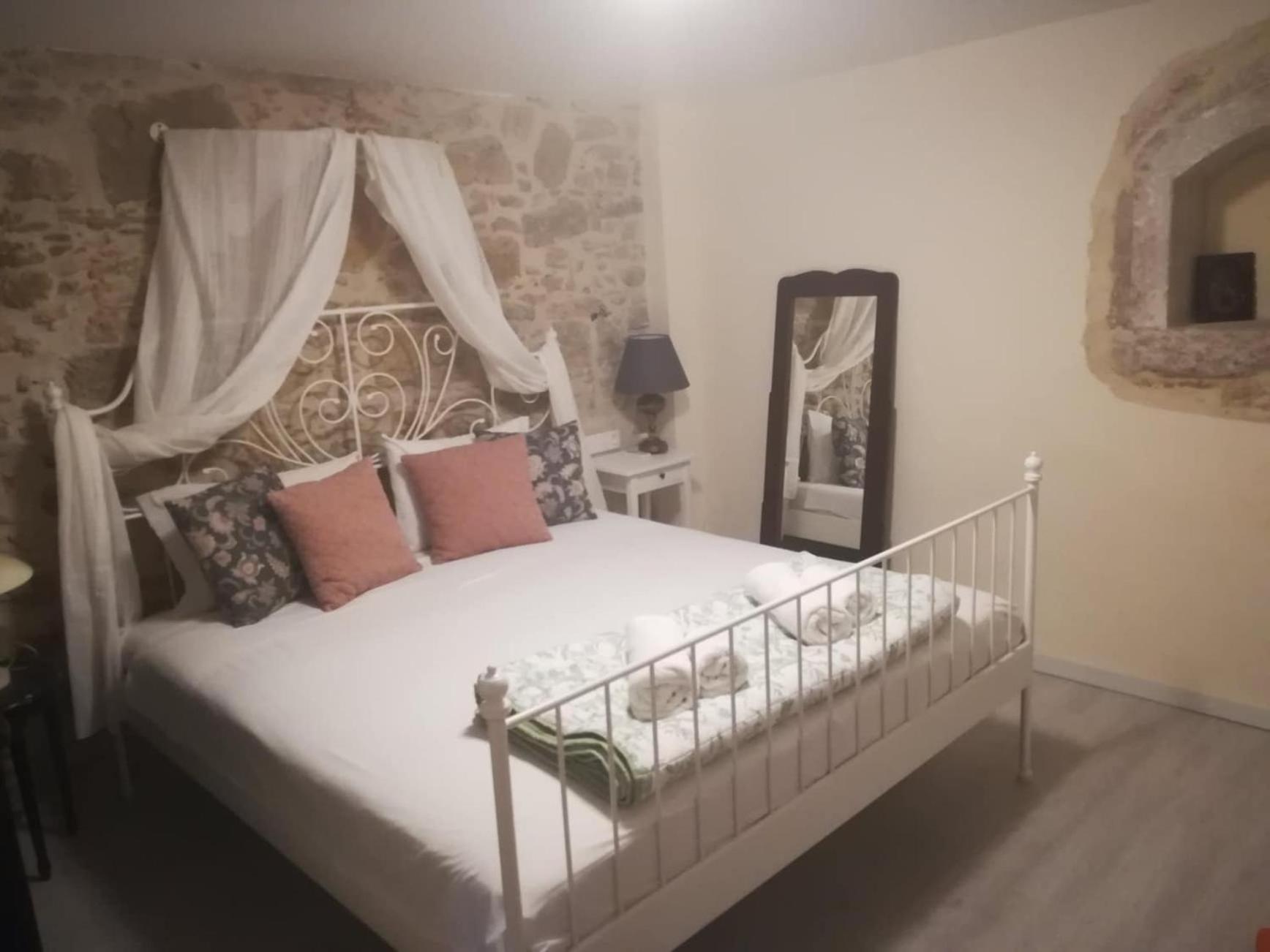 One-Bedroom Apartment - Photo 6