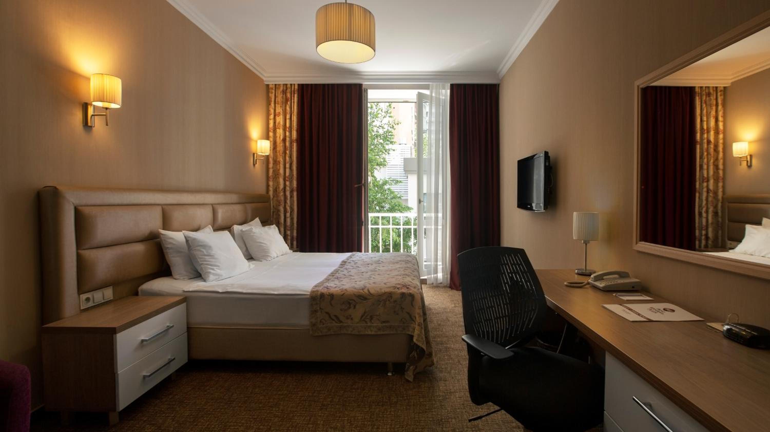 Double Room with Double Bed and Balcony - Non-Smoking photo 2