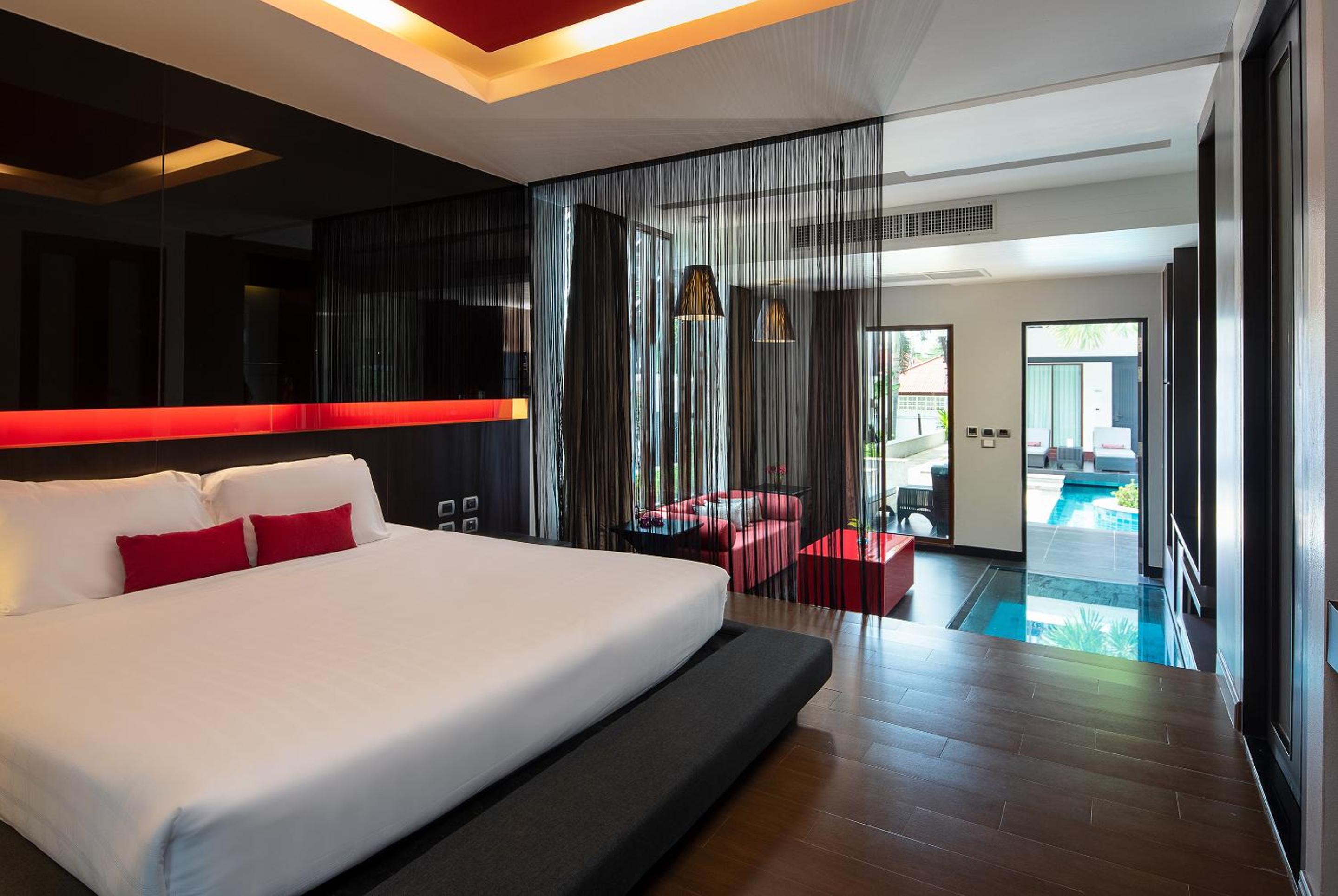 Deluxe King Room with Pool Access