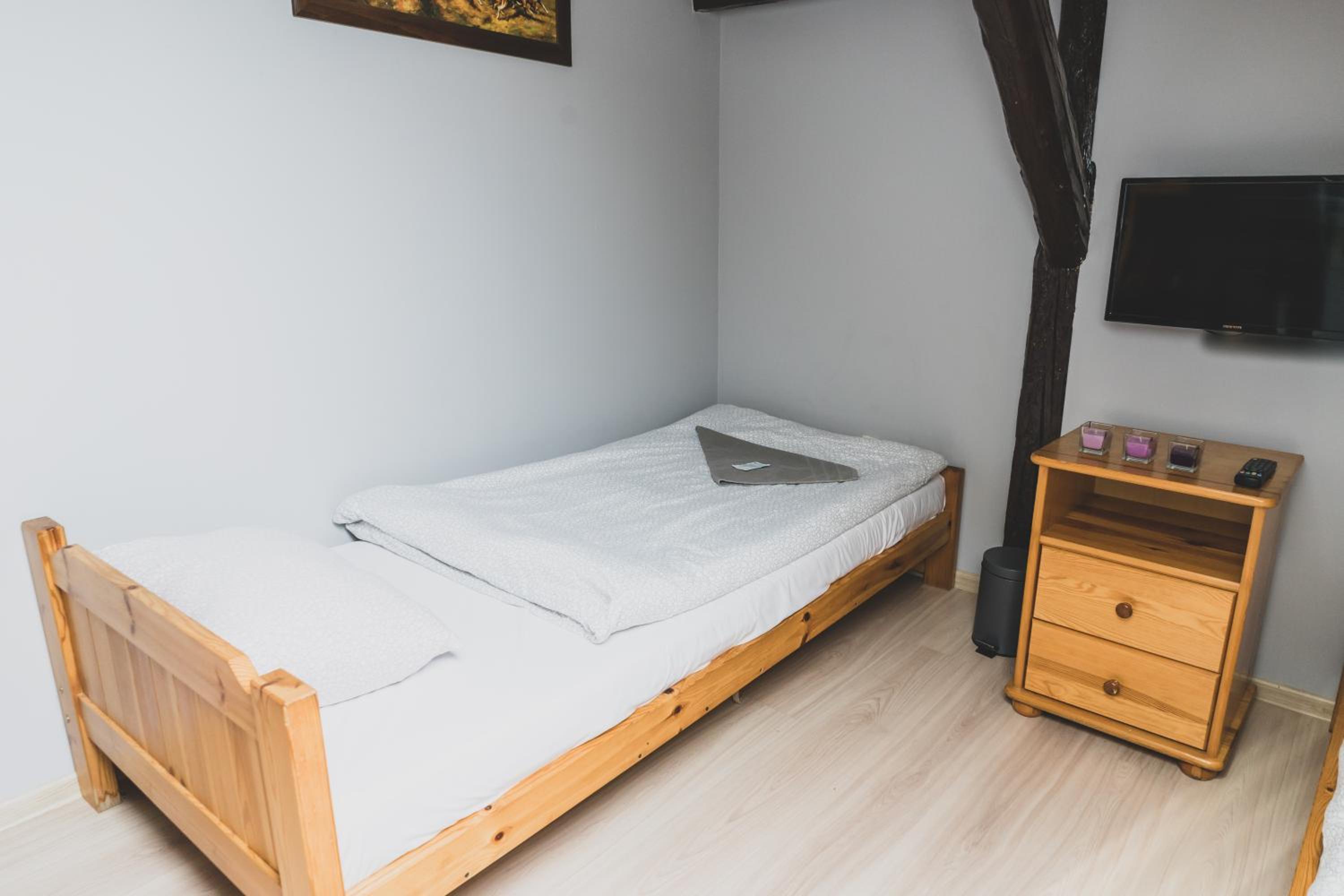 Single Room with Shared Shower and Toilet photo 3