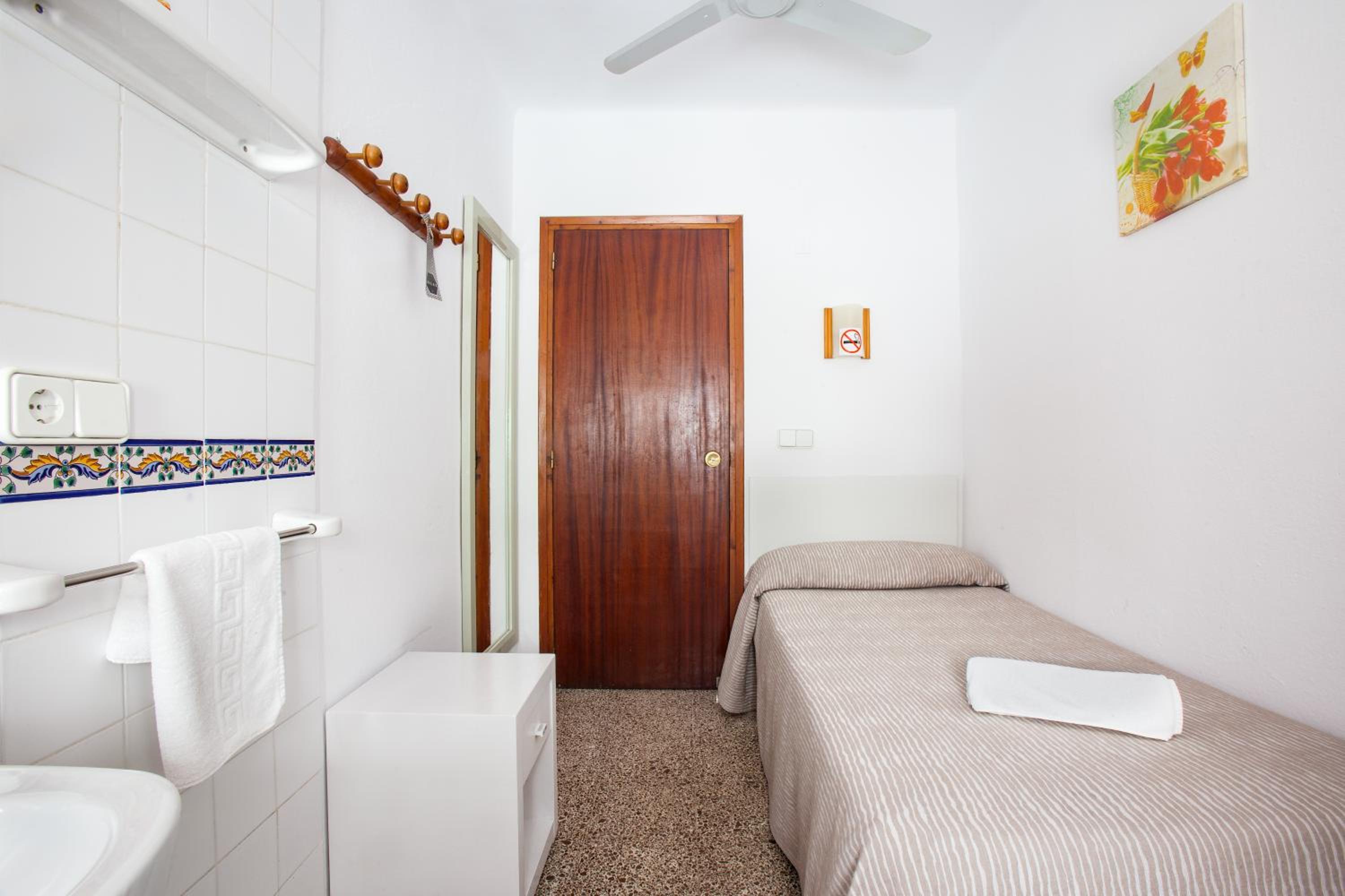 Habitación Individual con Baño y Aseo Compartidos